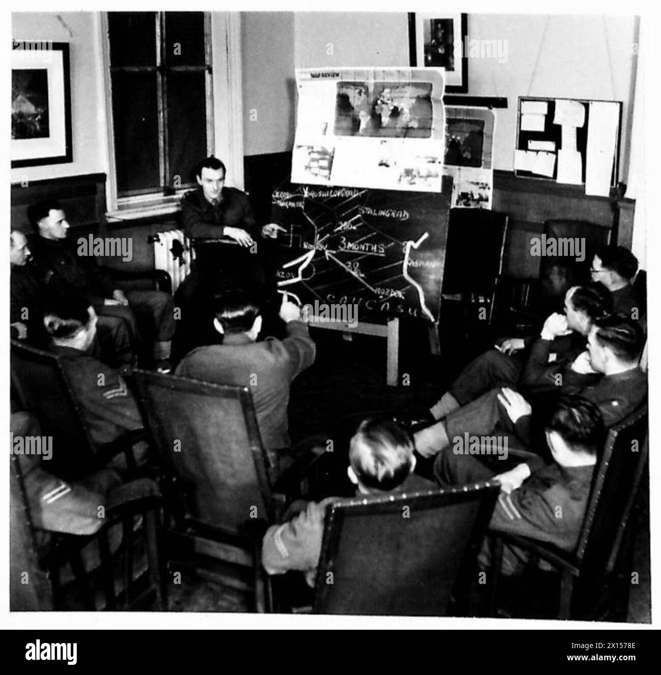 I sottufficiali frequentano un corso di istruzione dell'esercito britannico che discute dell'offensiva russa, analizzando strategia e tattiche. Foto Stock