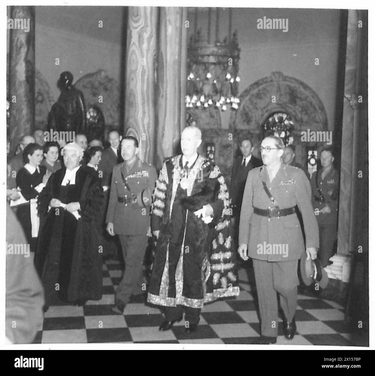 I marescialli Alexander e Brooke visitano l'Irlanda del Nord per presentare la libertà di Belfast, partecipando a un evento cerimoniale con il personale dell'esercito britannico. Foto Stock