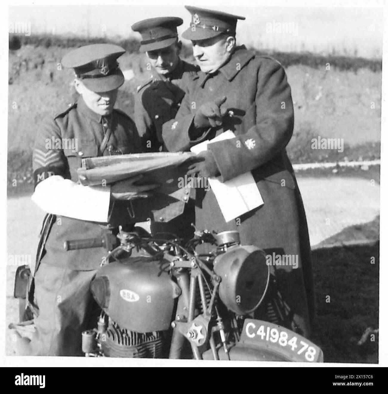 Una squadra di poliziotti militari mappa un percorso di addestramento come parte delle esercitazioni dell'esercito britannico per praticare la navigazione e il coordinamento operativo. Foto Stock