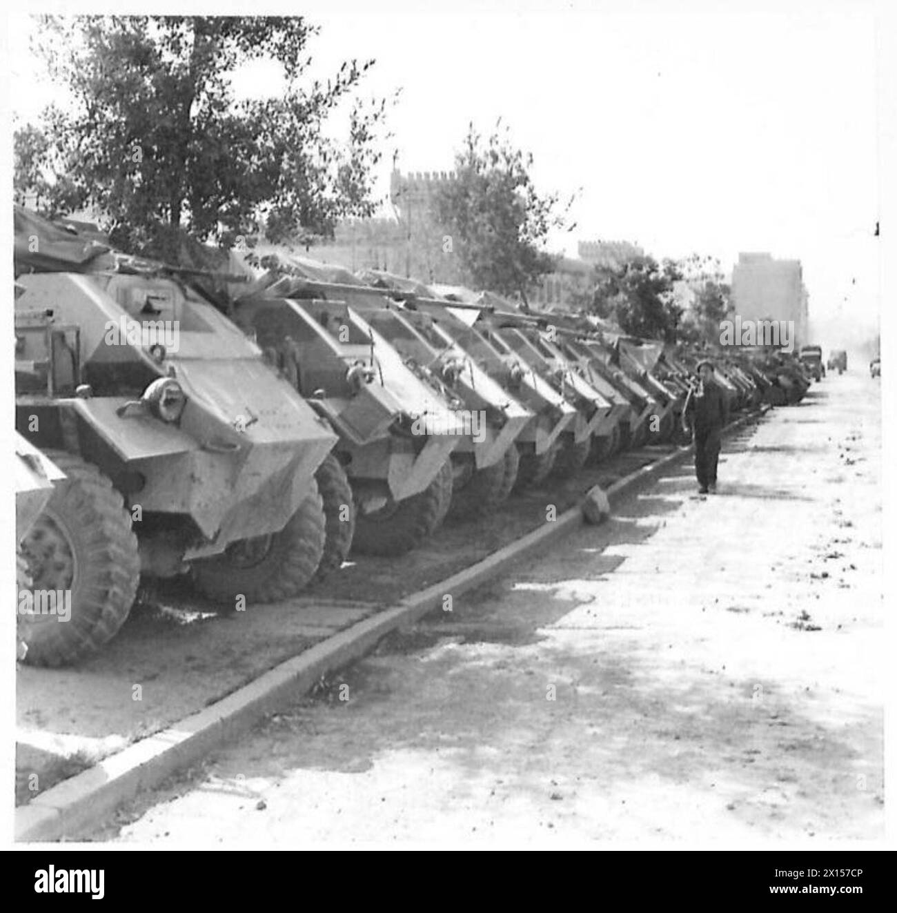 Le auto blindate che necessitano di riparazione e revisione sono collocate in un'officina di base avanzata nel parco armature dell'esercito britannico in Italia. Foto Stock