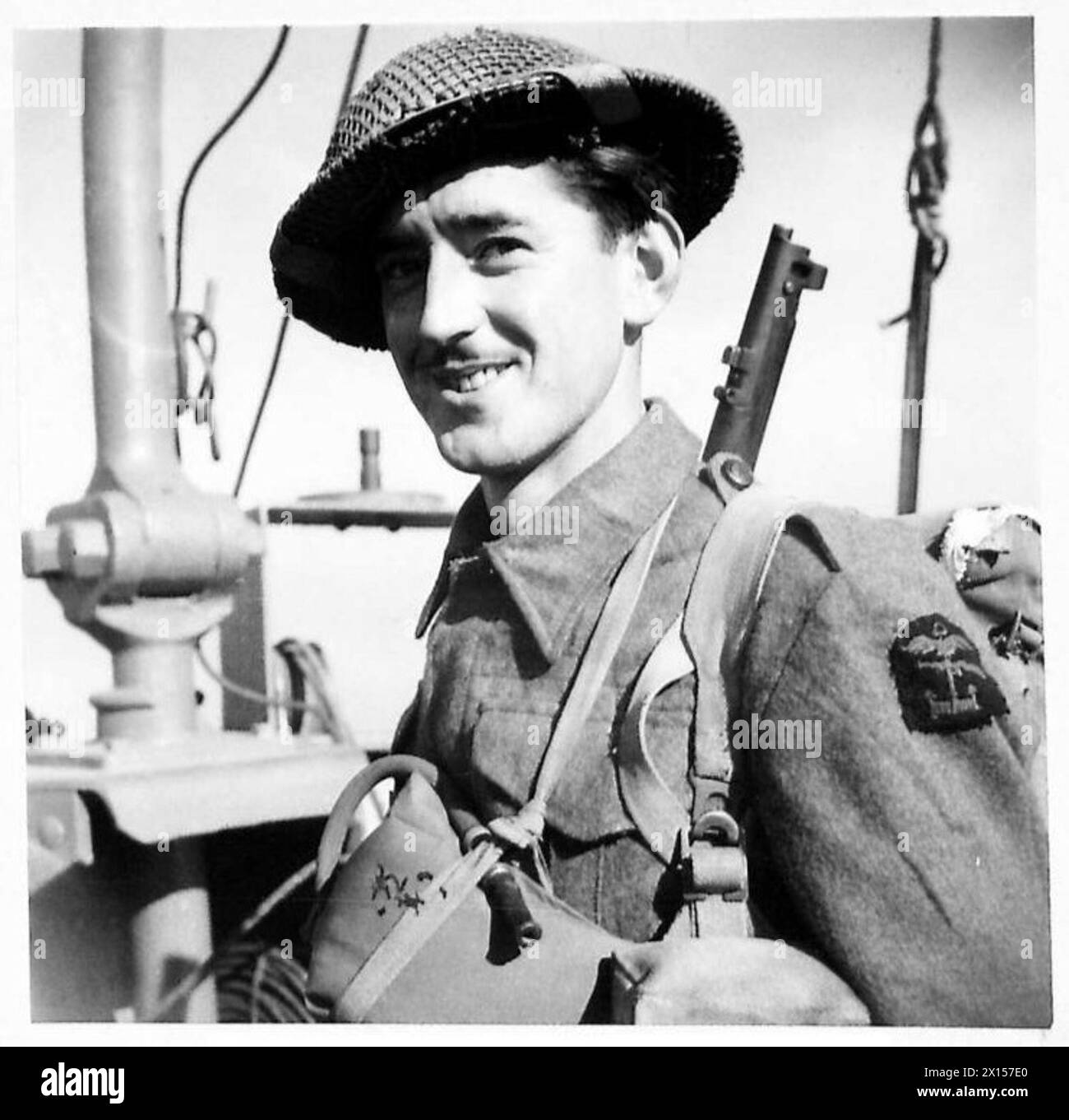 Il soldato dell'esercito britannico J. Sewell del Royal West Kent Regiment partecipa ad un'operazione di sbarco alleato a sud di Roma. Foto Stock