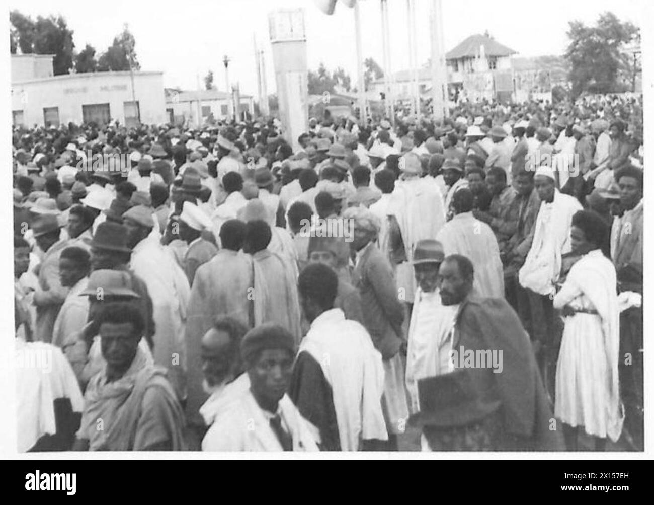 La folla si riunisce ogni giorno nella strada principale di Addis Abeba per ascoltare le notizie trasmesse dopo l'arrivo dell'Imperatore, illustrando l'impegno del pubblico e la diffusione delle informazioni. Foto Stock