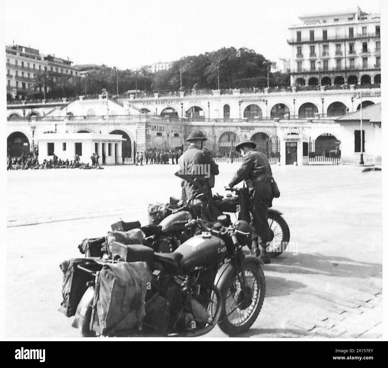 I piloti della 78th Infantry Division britannica utilizzano motociclette BSA catturate ad Algeri durante l'operazione Torch, novembre 1942. Foto Stock
