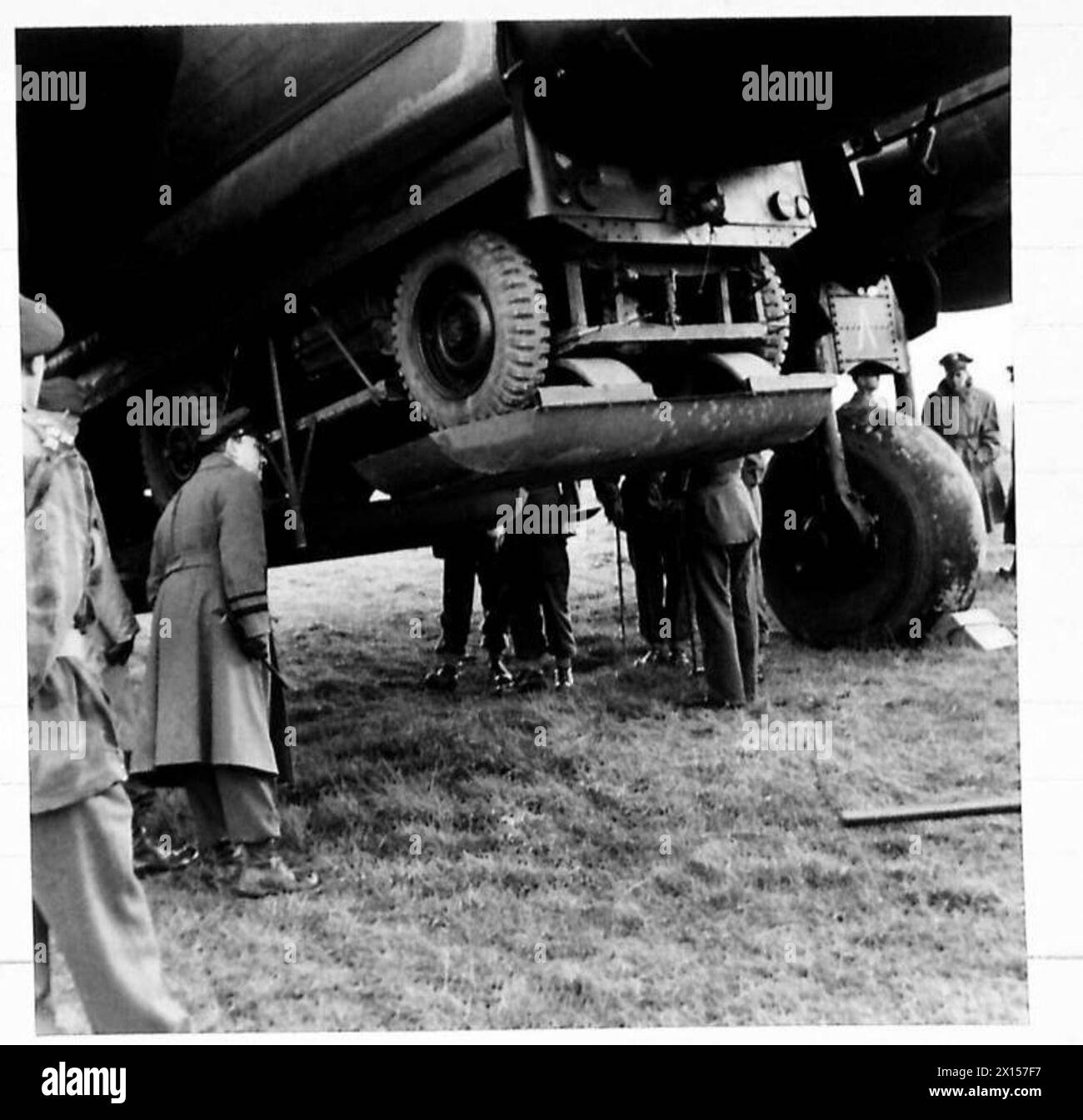 IL GENERALE BRERETON ISPEZIONA LE ATTREZZATURE DELLA 6TH AIRBORNE DIVISION [BR] - il tenente generale Brereton, ispeziona una jeep, che insieme a una squadra di cannoni, munizioni e cannoni 6-pdr.gun vengono sganciati dal paracadute da un Halifax con una zona bombardiera modificata. Il progetto della jeep e della pistola sotto la fusoliera come mostrato mentre l'aereo è in volo British Army Foto Stock