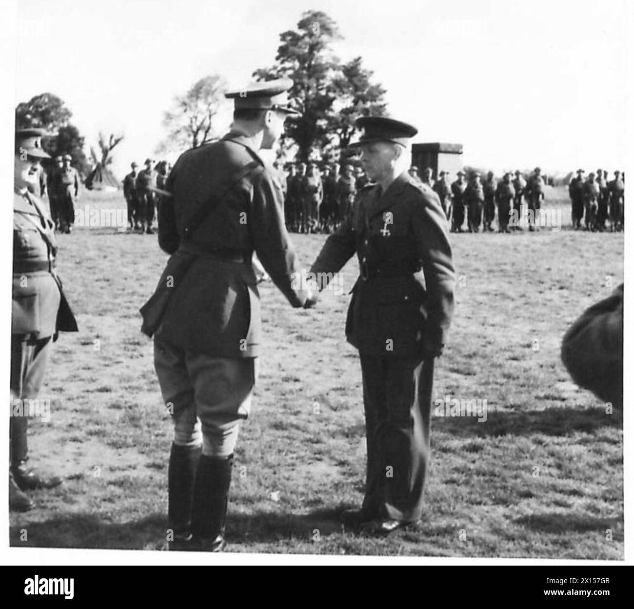 Un maggiore ceco riceve una decorazione OBE e stringe la mano dopo la cerimonia di premiazione con l'esercito britannico. Foto Stock