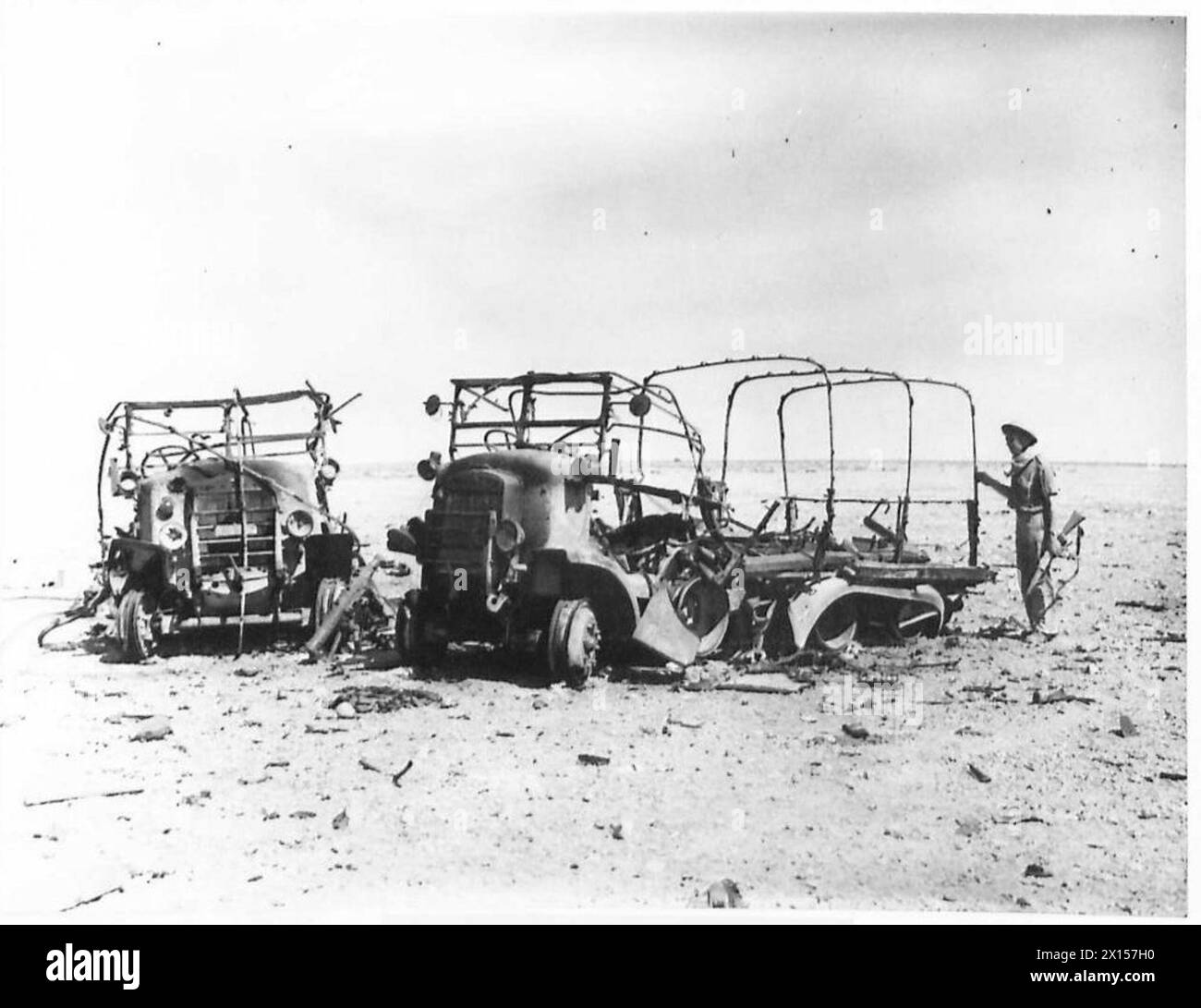 Camion italiani bruciati sul campo di battaglia a seguito di un incontro con le autoblindo britanniche nel deserto occidentale Foto Stock