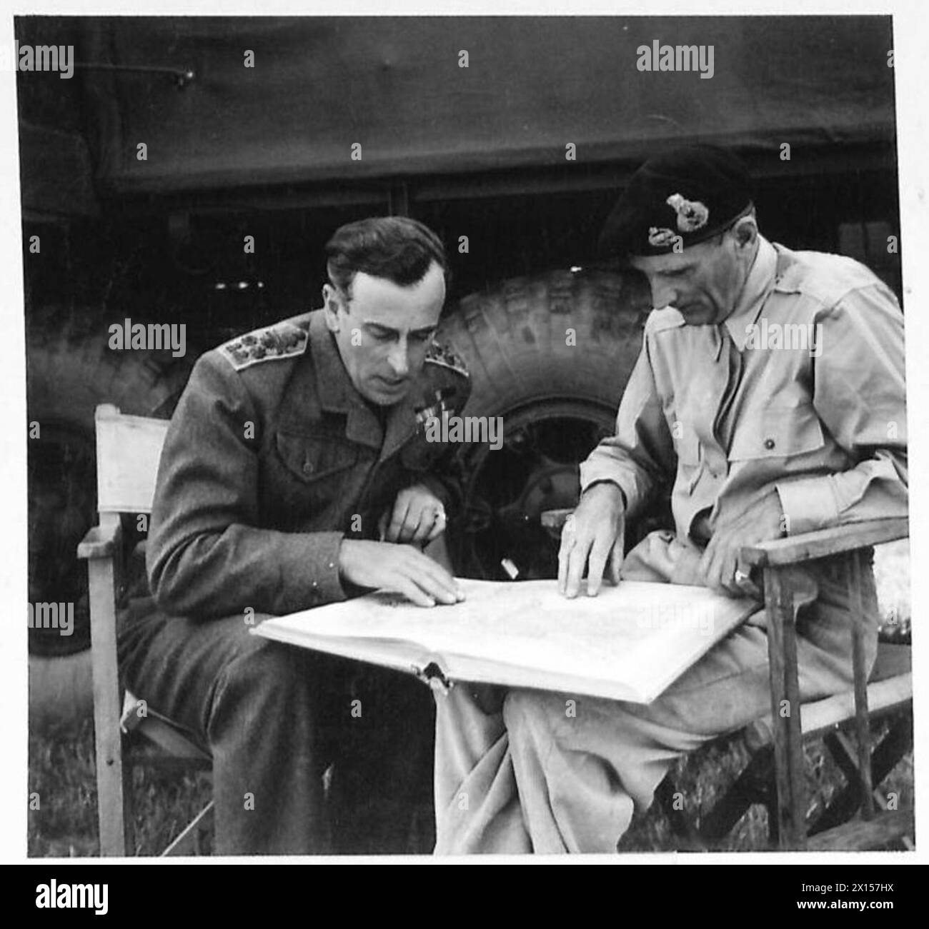 L'ammiraglio Lord Louis Mountbatten informa il generale Montgomery sulla situazione in Birmania durante le operazioni del 21st Army Group. Foto Stock