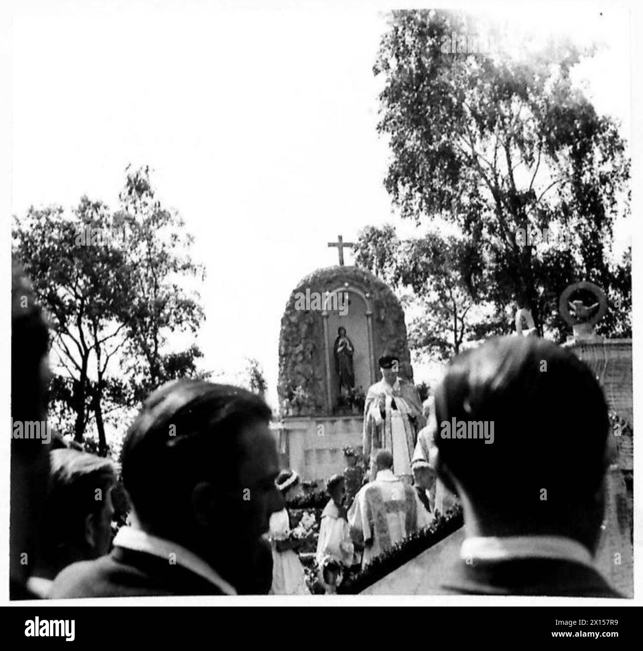 L'esercito britannico supervisionò la consacrazione di un santuario per gli sfollati italiani, segnando un evento cerimoniale durante le operazioni post-belliche da parte del 21st Army Group. Foto Stock
