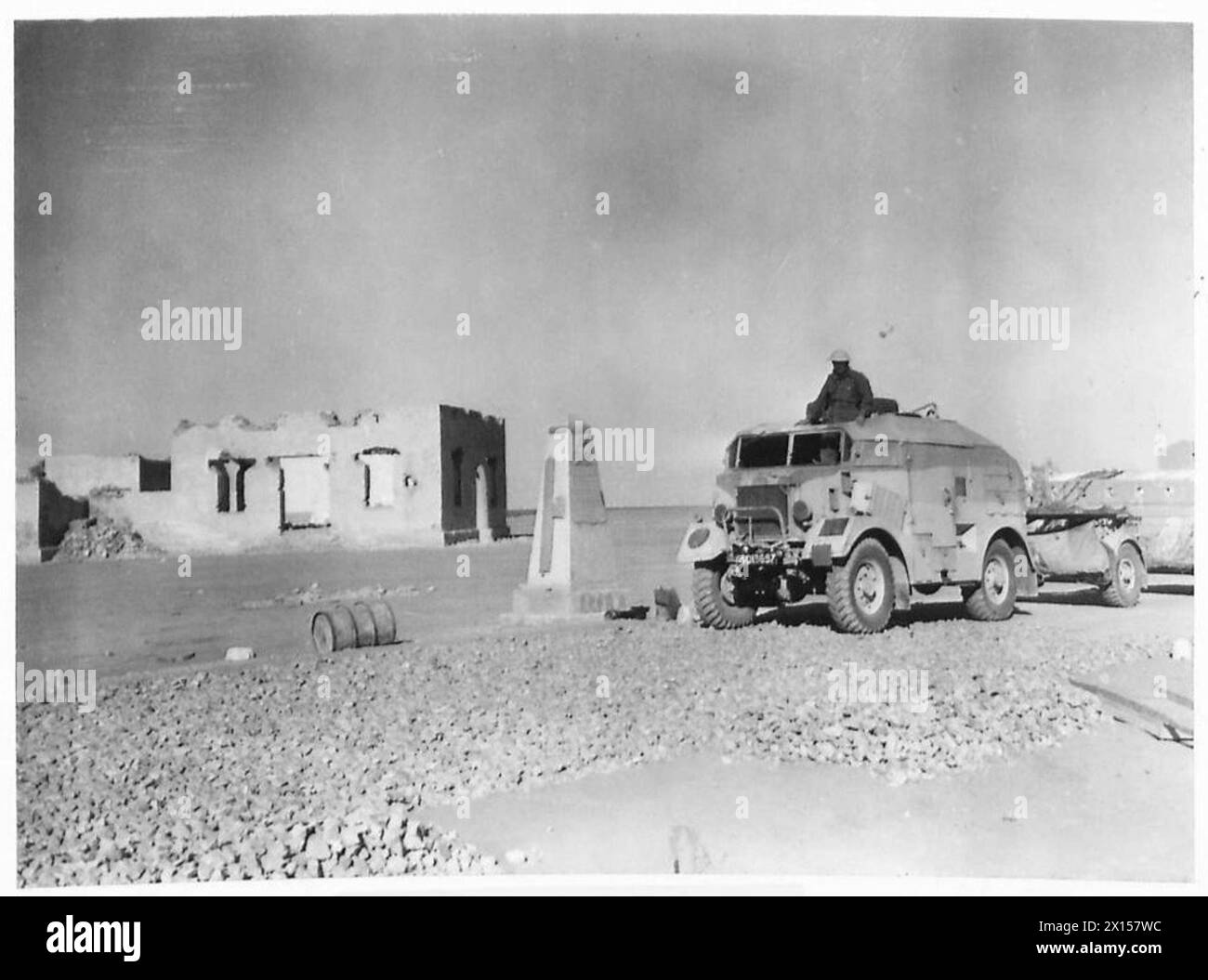 LE ULTIME IMMAGINI DELL'AVANZATA BRITANNICA NEL DESERTO occidentale: Cannoni e attrezzature britanniche che passano attraverso Sidi Barrani per dirigersi verso le posizioni di avanzamento dell'esercito britannico Foto Stock