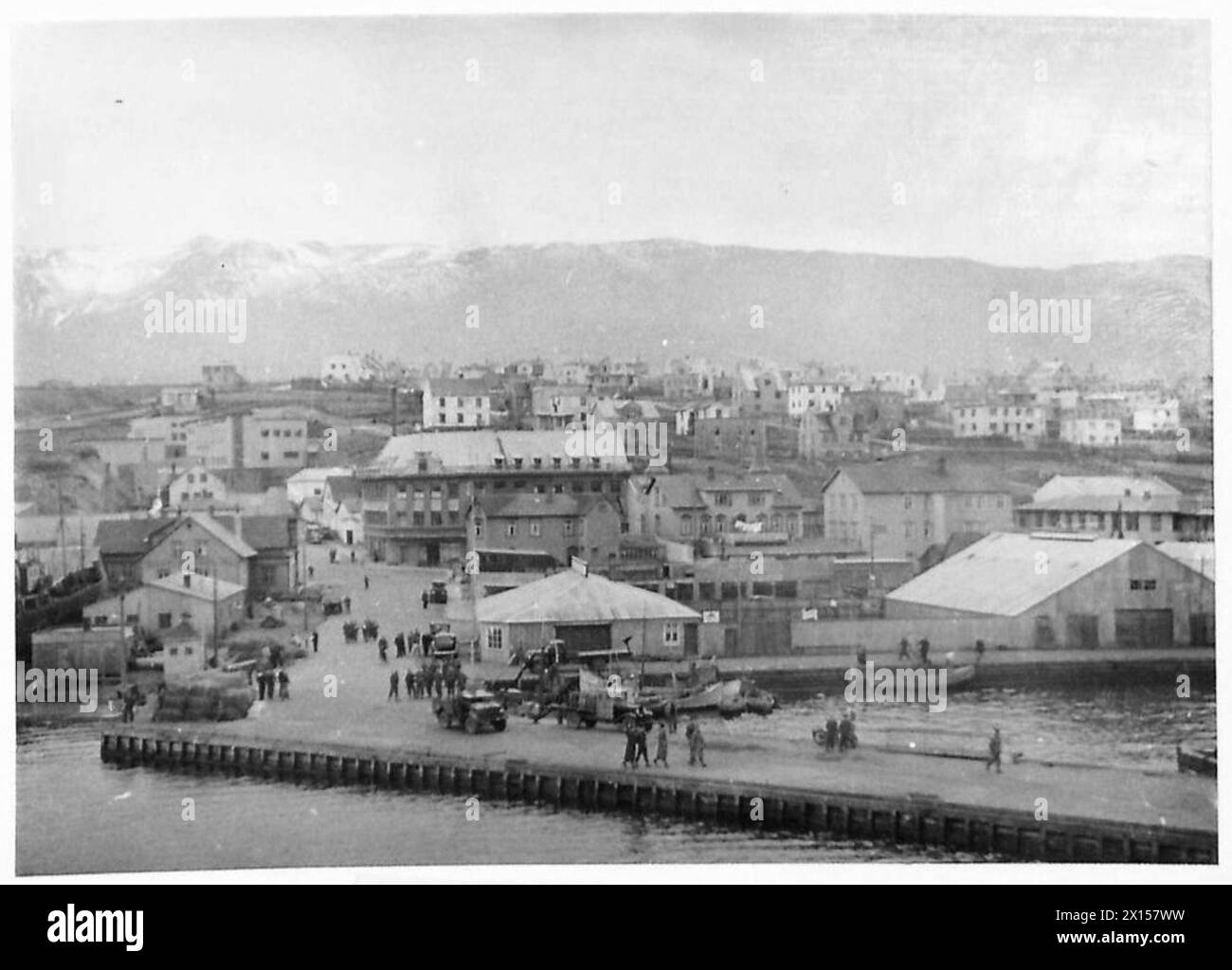 TRUPPE BRITANNICHE E CANADESI IN ISLANDA - vedute del porto di Akureyri e del fiordo da una nave dell'esercito britannico Foto Stock