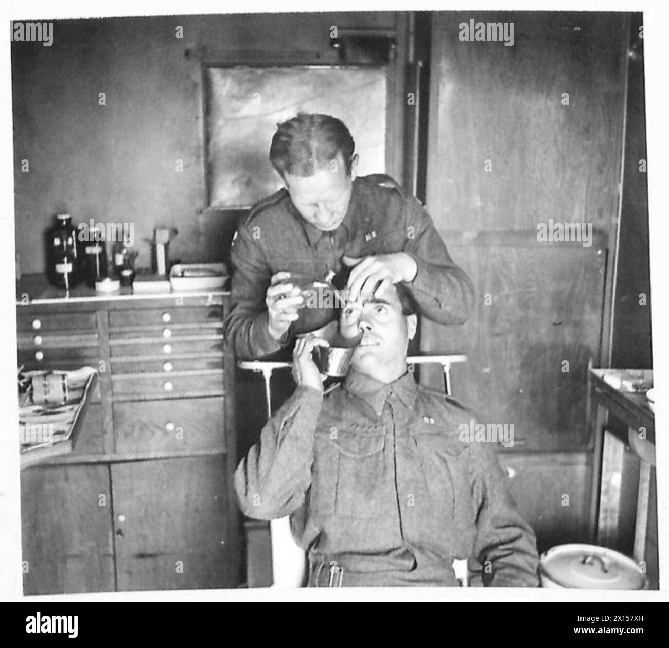 Private Haggart usa un bagno agli occhi per trattare l'occhio di un soldato al Quinta Esercito Oftalmico Service in Italia, British Army. Foto Stock