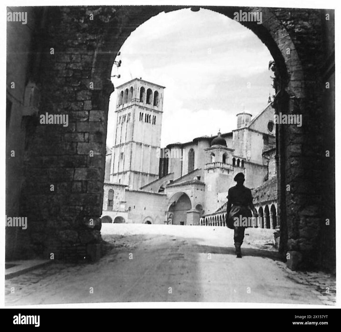 L'Ottava Armata è associata alla Basilica di San Francesco, evidenziando un notevole punto di riferimento durante le sue operazioni. Foto Stock