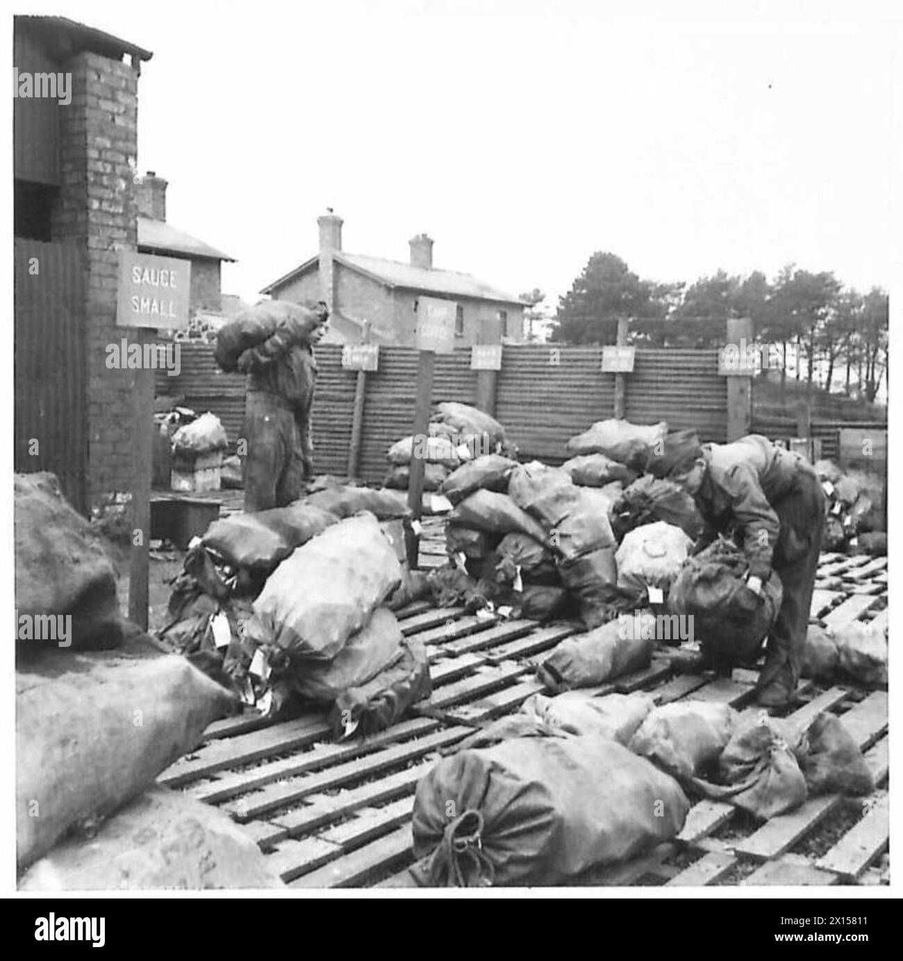 IN Un DEPOSITO DI SALVATAGGIO DELL'ESERCITO DELL'IRLANDA DEL NORD - sacchetti di bottiglie; quasi 150 tonnellate di bottiglie sono state raccolte, classificate e vendute l'anno scorso British Army Foto Stock