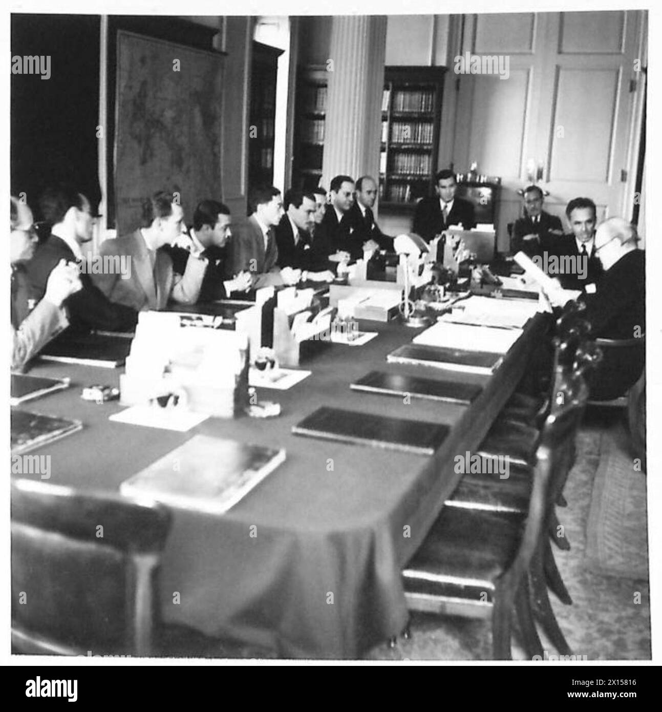 Il primo ministro del Brasile esamina gli indirizzi presentati dai giornalisti durante una visita ufficiale, accompagnati da figure politiche di rilievo. Foto Stock