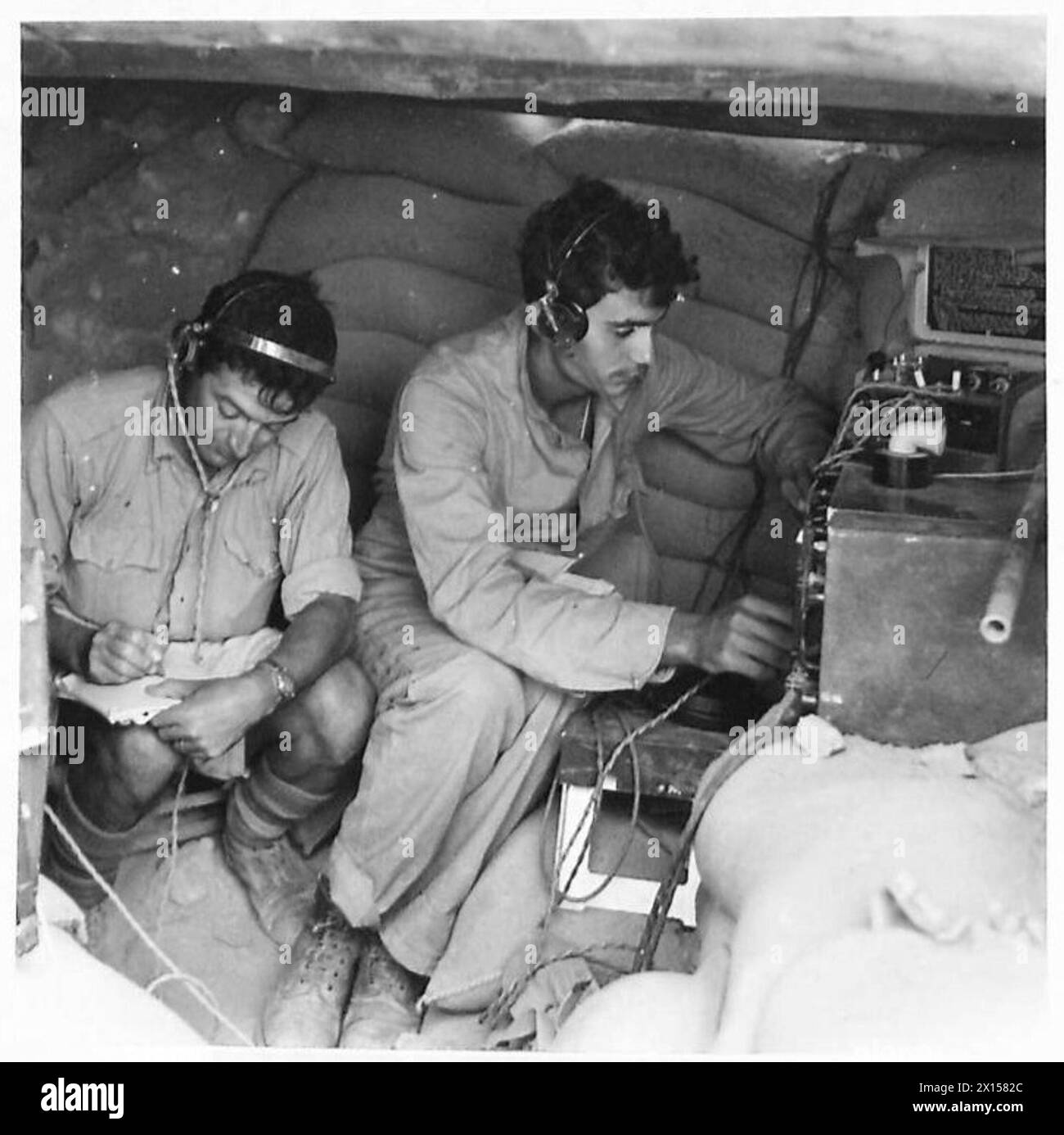 I segnalatori greci della 1a Brigata greca nel deserto occidentale gestiscono un set wireless No.11 da un scavato, supportando la comunicazione e il coordinamento durante le operazioni militari. Foto Stock