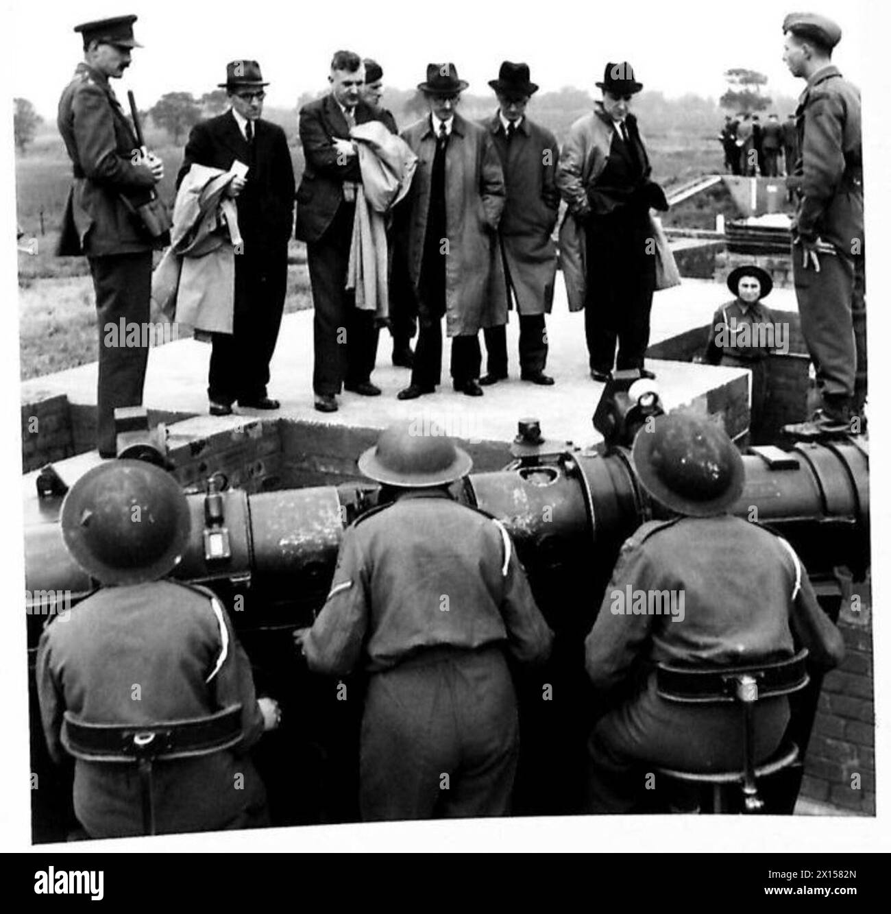 GLI EDITORI DI GIORNALI SCOZZESI GUARDANO LA DIMOSTRAZIONE DI COMANDO AA - da sinistra a destra: Mr. Nicholson, Daily mail Mr. Coulter, News Chronicle Mr. Sutherland, Sunday mail, Glasgow. Mr. Watt, Edinburgh Evening Despatch Mr. Seager, Edinburgh Evening News, che ispeziona ragazze AA sul rilevatore di altezza British Army Foto Stock