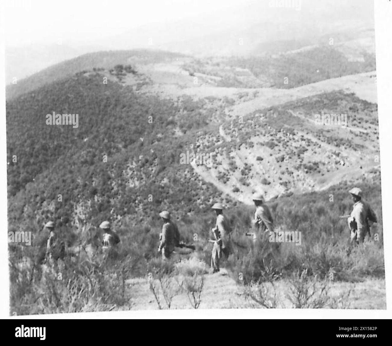 Una pattuglia di soldati Gurkha dell'Ottava Armata scende dalla cima del Monte Castiglione, conducendo operazioni di ricognizione e movimento in un'area montana durante le operazioni militari. Foto Stock