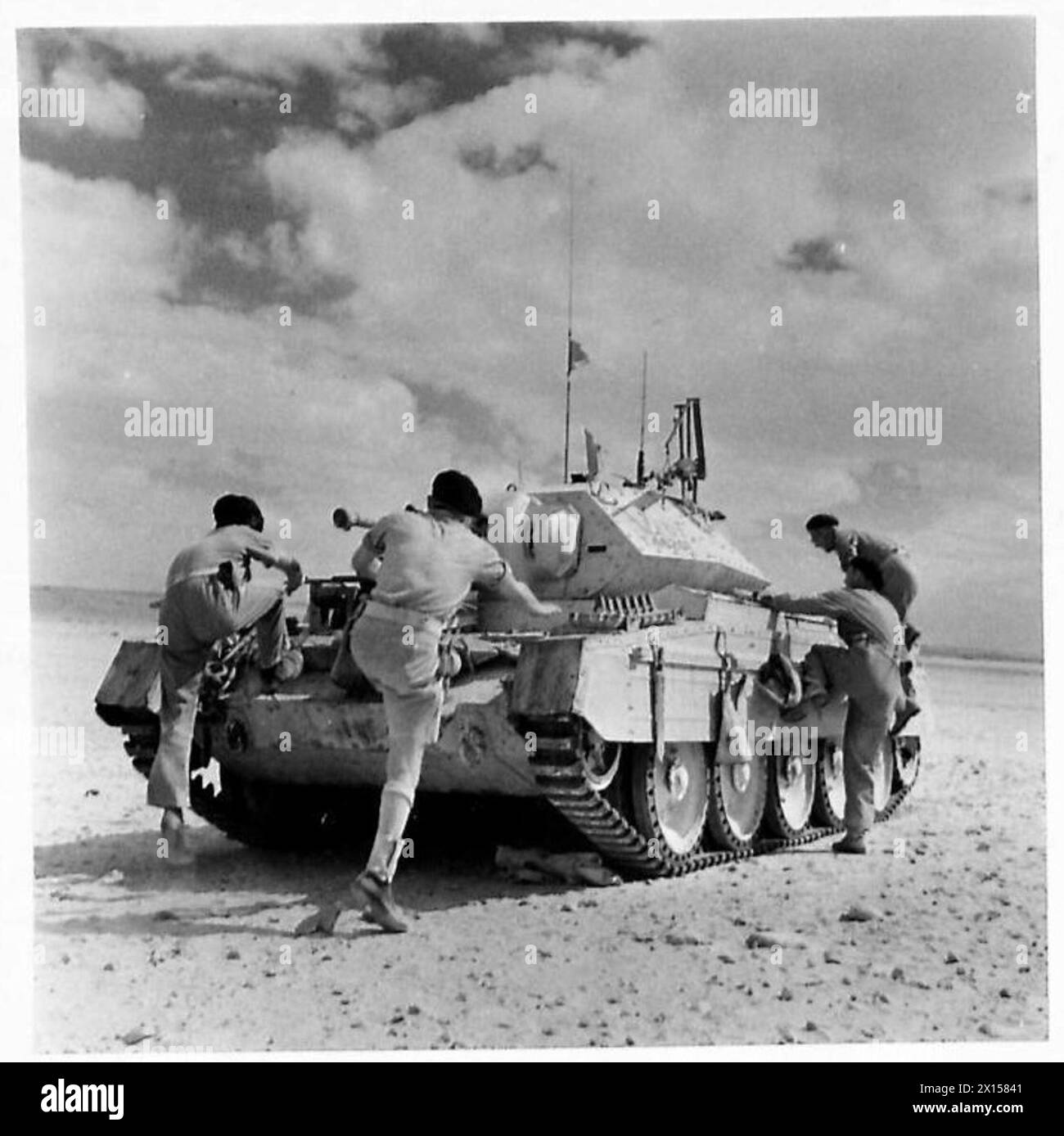 Soldati francesi liberi della colonna volante a bordo di un carro armato crociato durante la seconda guerra mondiale Foto Stock