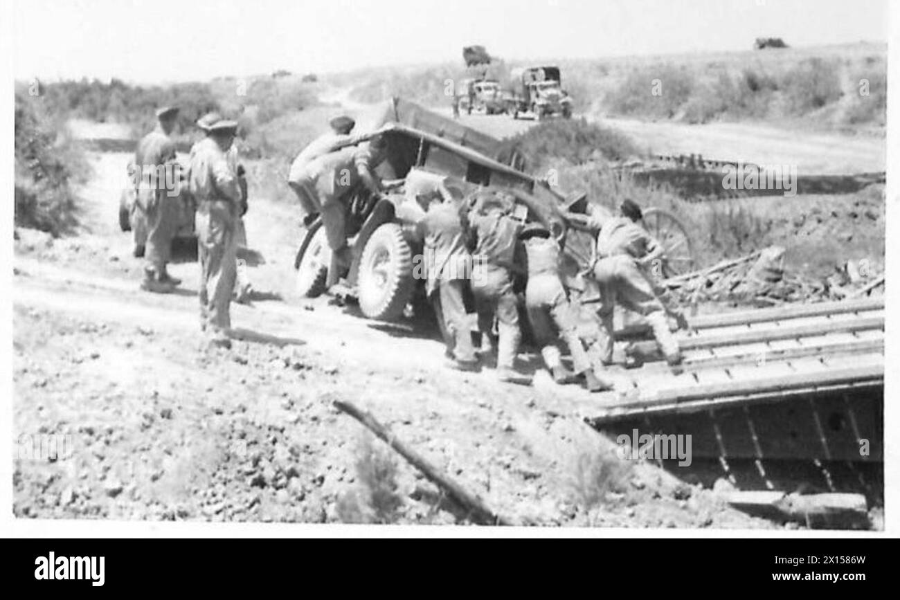Le truppe assistono un camion bloccato sulla strada durante l'invasione della Sicilia vicino a Gornalunga, Catania. Foto Stock