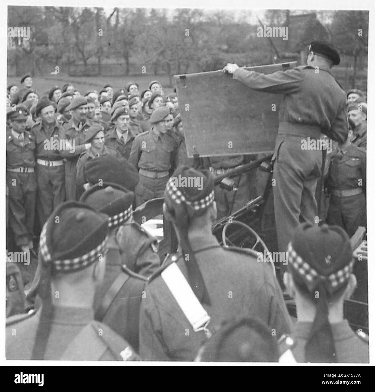 Il feldmaresciallo Montgomery decora i "Ratti del deserto" e mostra loro su una mappa il luogo in cui le forze americane e russe si unirono, il 21st Army Group, British Army. Foto Stock