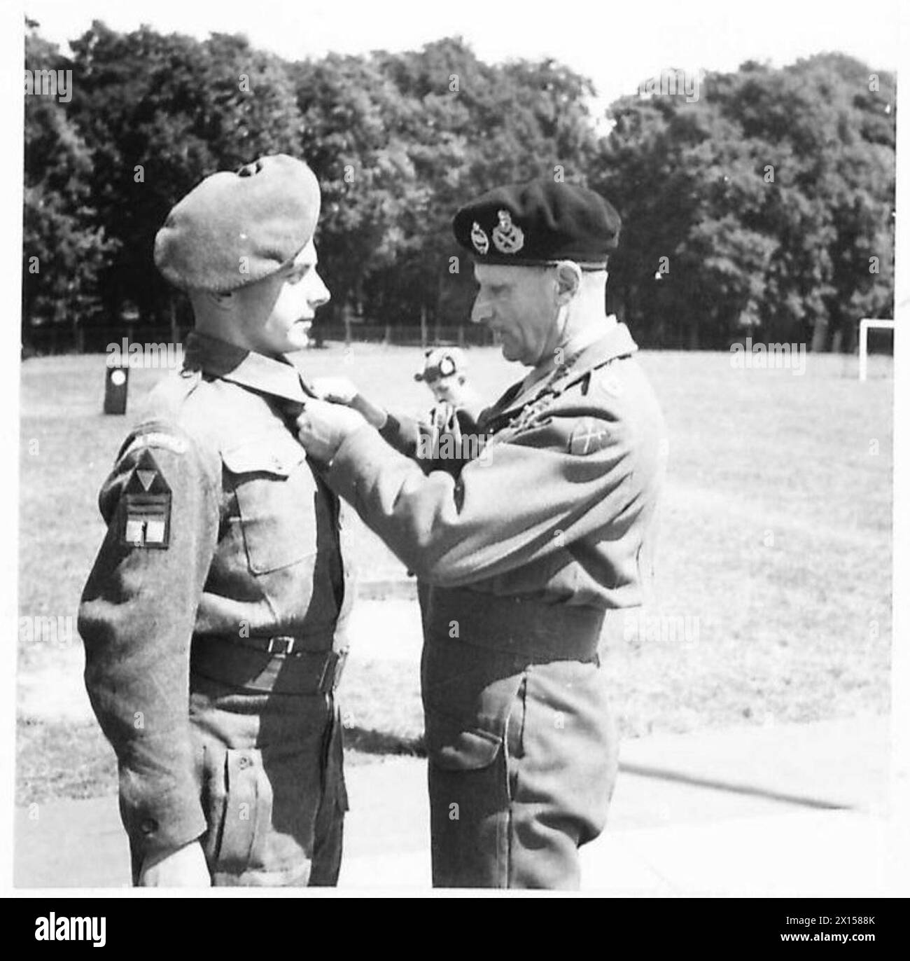 Il soldato Pennington del 1st Battalion, Royal Norfolk Regiment, riceve la Military Medal per il servizio durante le operazioni dell'esercito britannico, 21st Army Group. Foto Stock
