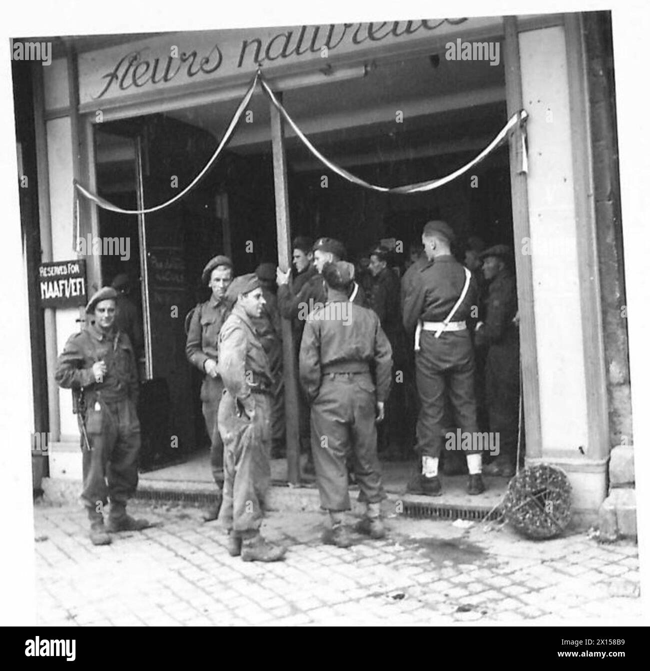 La NAAFI opera a Caen, distribuendo il giornale di liberazione francese "la Voix des Allies". Le truppe possono acquistare tè e altre merci, con posti a sedere forniti all'aperto che assomigliano a una caffetteria francese. British Army, 21st Army Group gestisce le operazioni. Foto Stock