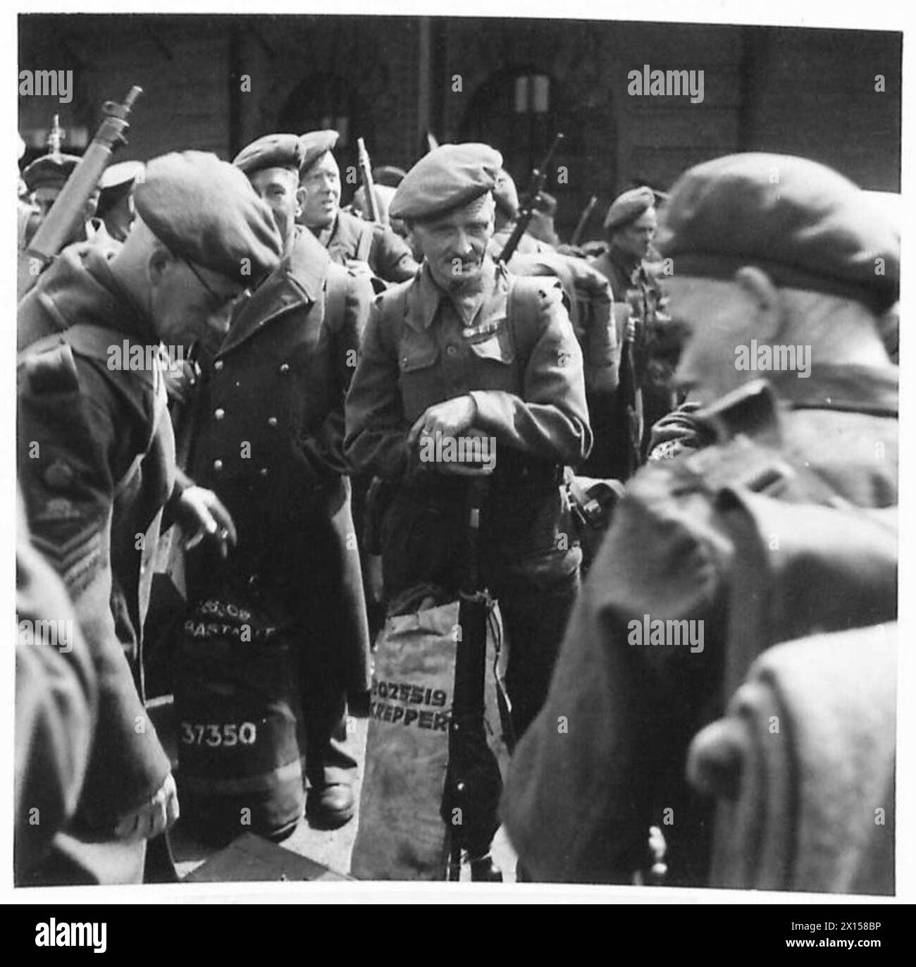 Il Krepper privato arriva a dover portando il suo kit lungo la banchina per salire a bordo in attesa del trasporto durante la prima smobilitazione dall'Esercito di Liberazione britannico. Foto Stock