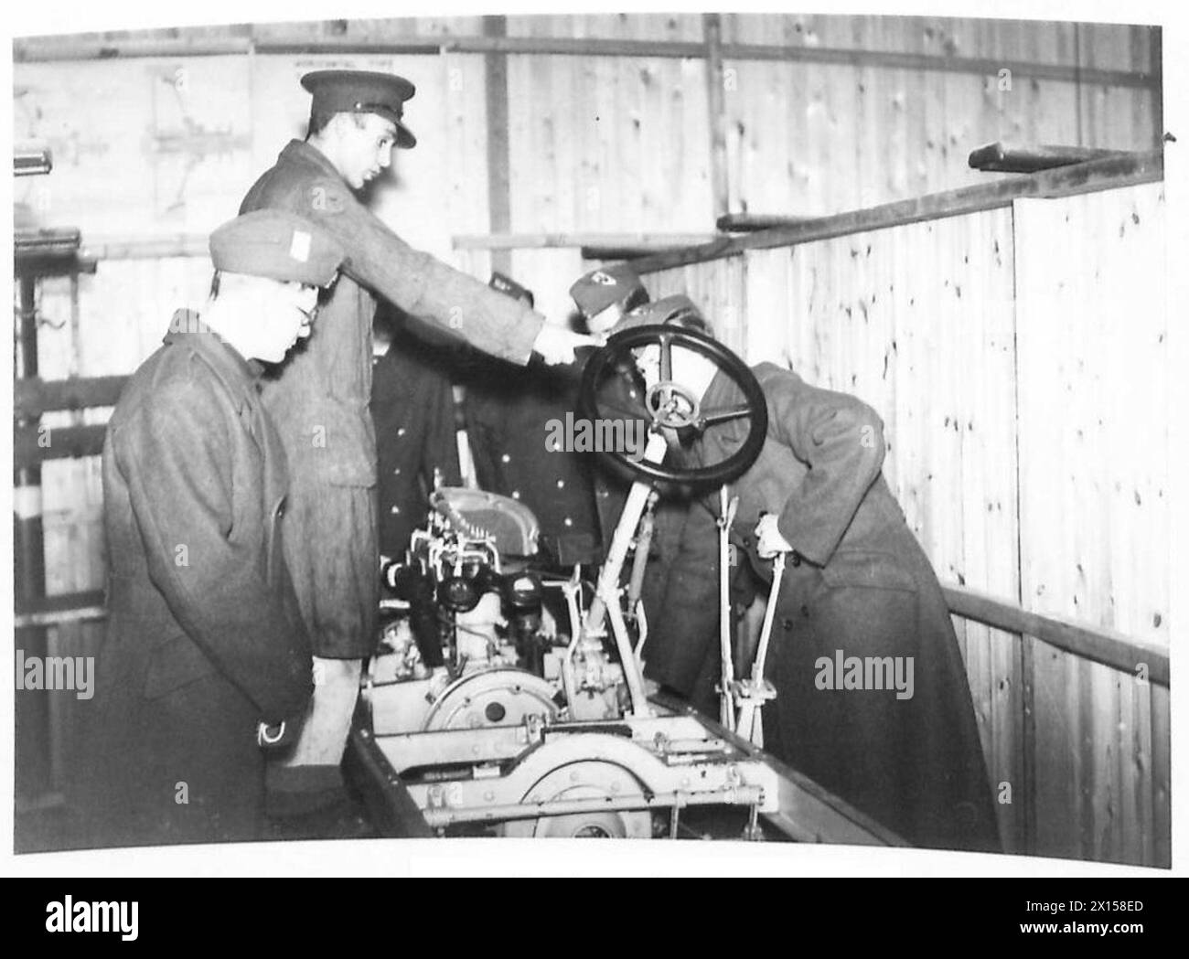 I cadetti di Sandhurst sono sottoposti a istruzione meccanica come parte degli esercizi di addestramento dell'esercito britannico nel 1940. Foto Stock