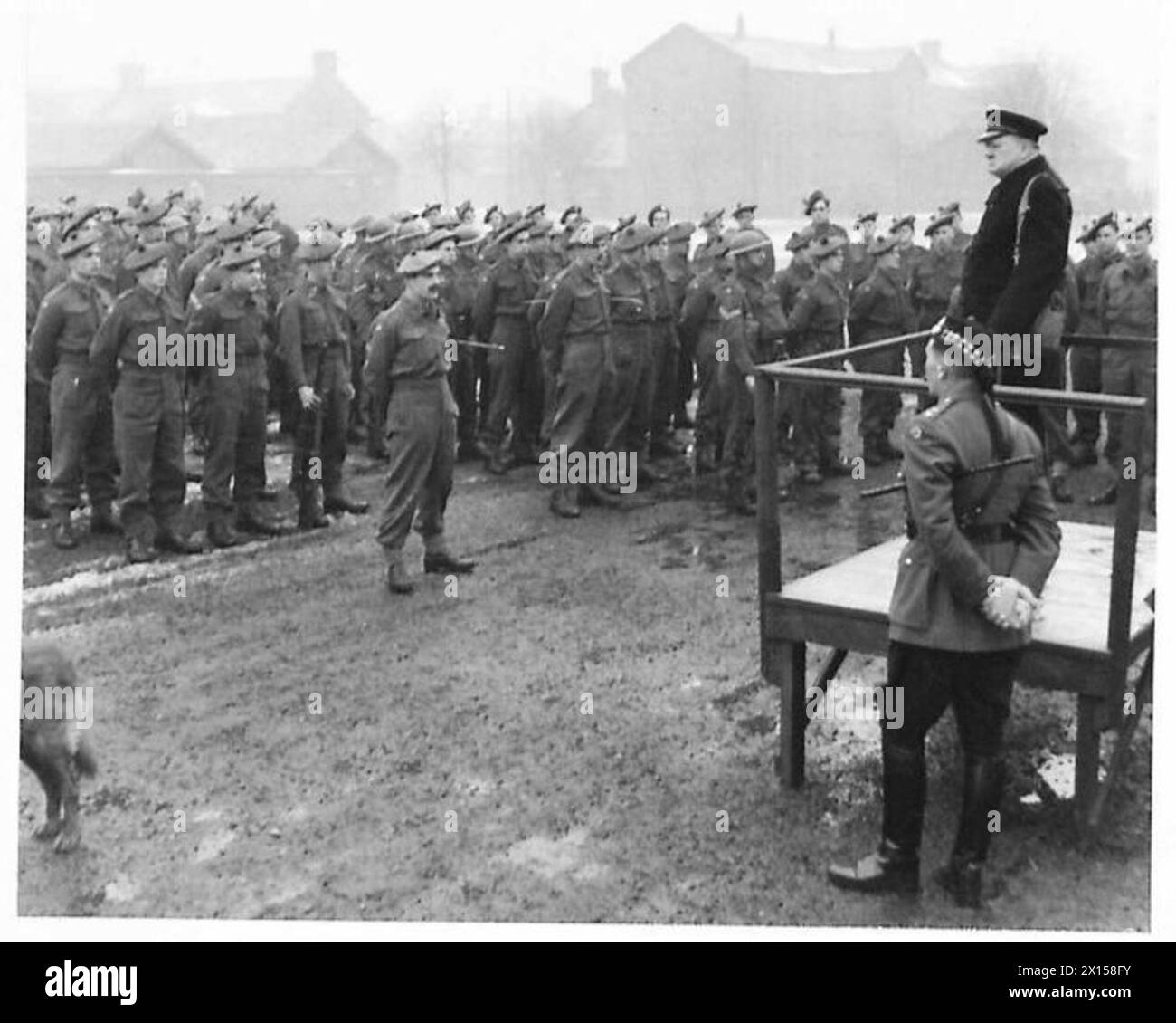 Il primo ministro Winston Churchill si rivolge ai soldati del suo ex battaglione. Foto Stock