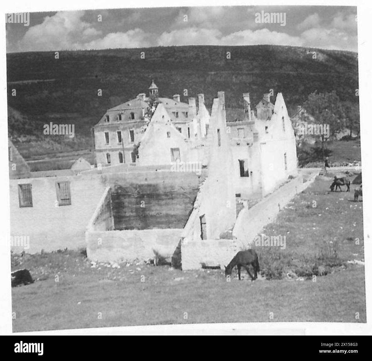 Un edificio bruciato nel villaggio bosniaco di Drvar mostra danni causati dalle forze italiane durante la guerra. Foto Stock