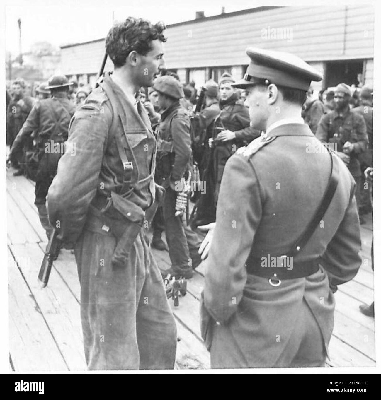 Un ufficiale, che si crede sia Lord Lovat, viene visto sulla banchina di Newhaven dopo il ritorno dal raid di Dieppe, osservando il personale di ritorno. Foto Stock