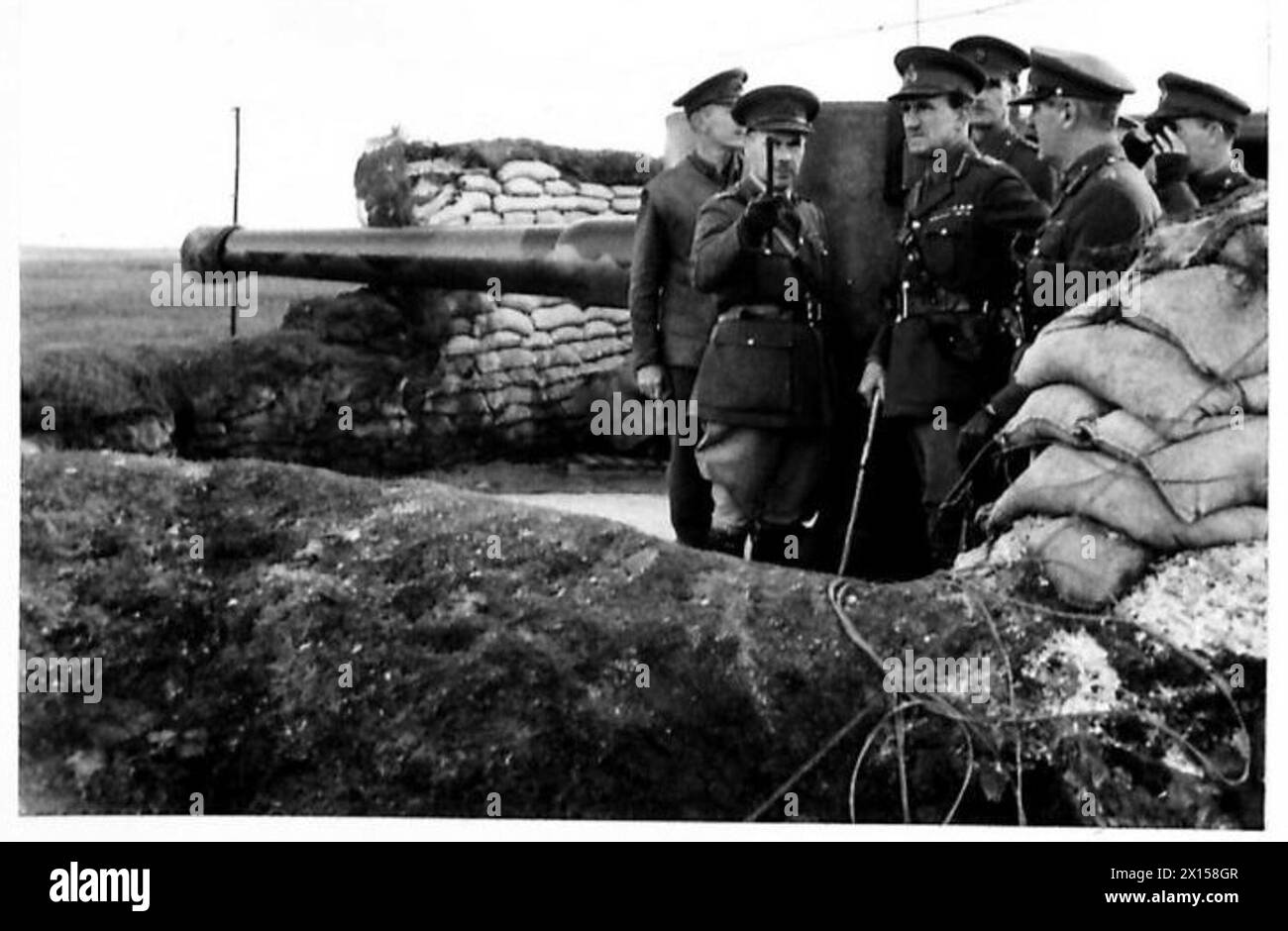 C-in-C e un generale ispezionano un cannone da 6 pollici di difesa costiera nelle Orcadi durante le operazioni dell'esercito britannico. Foto Stock