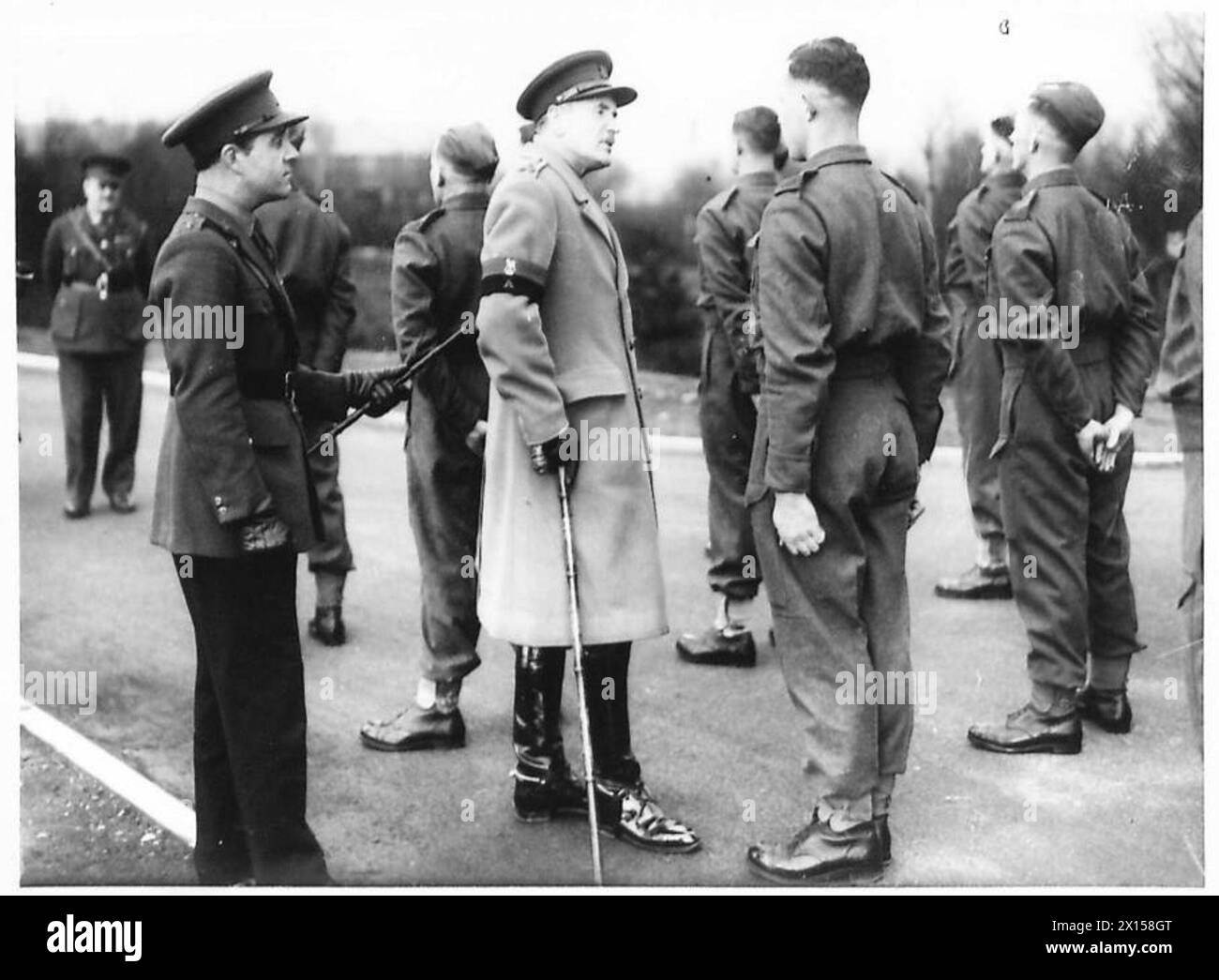 Il brigadiere Sir Percy Laurie ispeziona la polizia militare dell'esercito britannico, discutendo dei compiti con il personale. Foto Stock