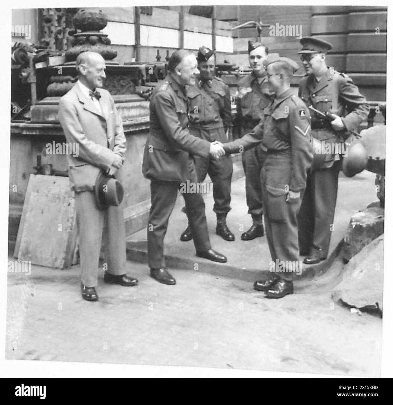 Il caporale H.P. Haile del Royal Army Medical Corps è congratulato con il colonnello Walter Elliott per aver vinto il saggio "Churchill", insieme ai tre secondi classificati, documentato dall'esercito britannico. Foto Stock