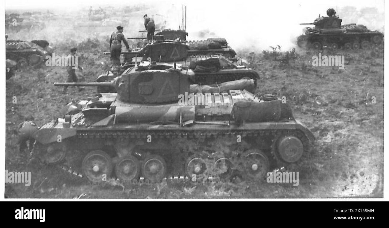 Il re esamina una divisione corazzata mentre i carri armati iniziano la loro marcia in passato in una cerimonia militare formale. Foto Stock