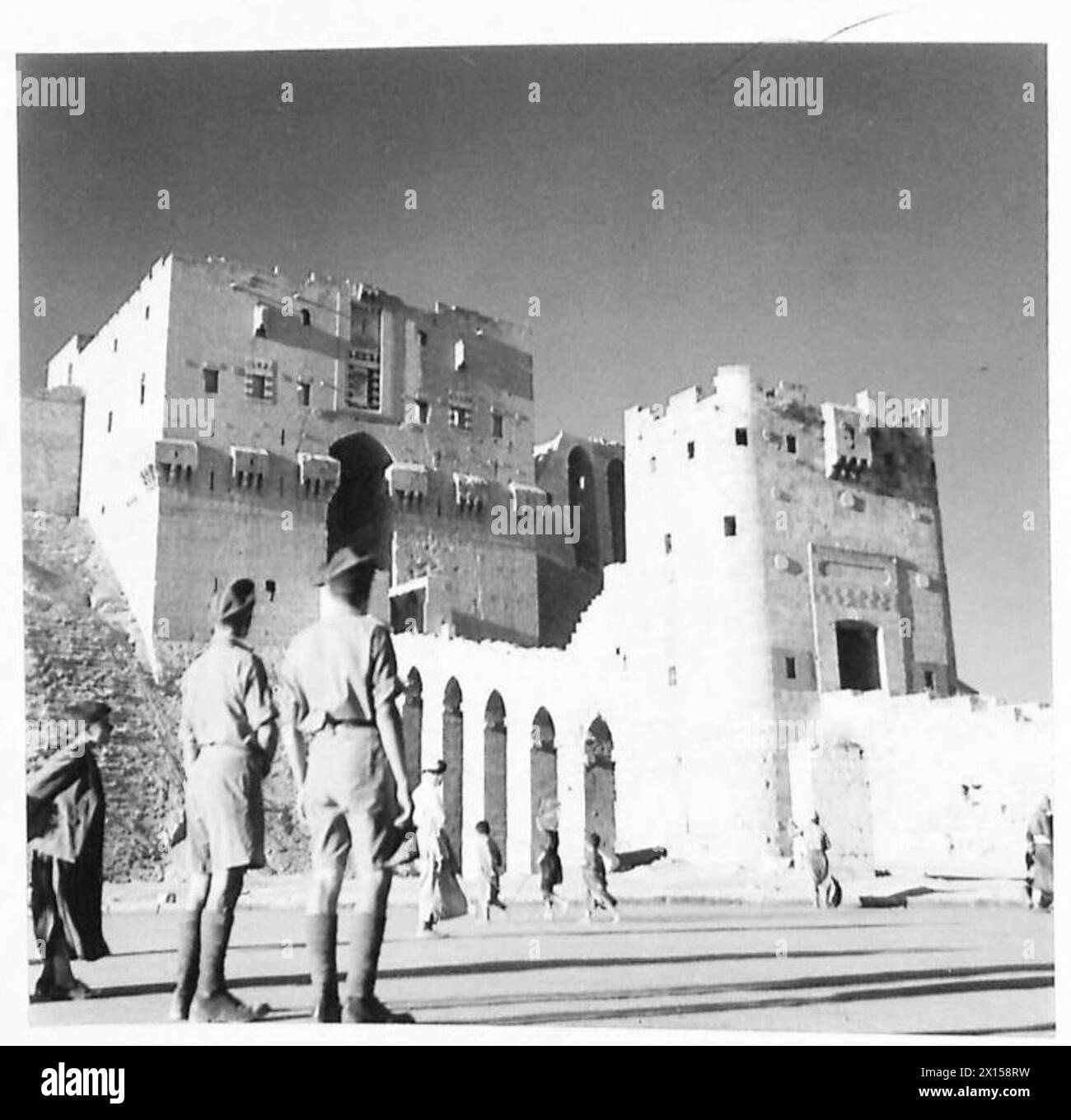 Il personale dell'esercito britannico visita la Cittadella di Aleppo, Nord Africa e Medio Oriente, un sito storico con resti ittiti, durante le operazioni dal 1940 al 1947. Foto Stock