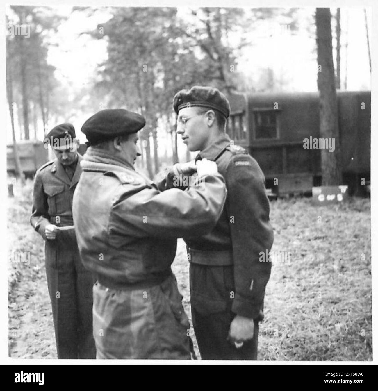 Il tenente John K. Heath del 6th Canadian Anti-Tank Regiment, Royal Canadian Artillery, riceve un bar alla sua Military Cross. Viene da le Ross, Toronto. Foto Stock