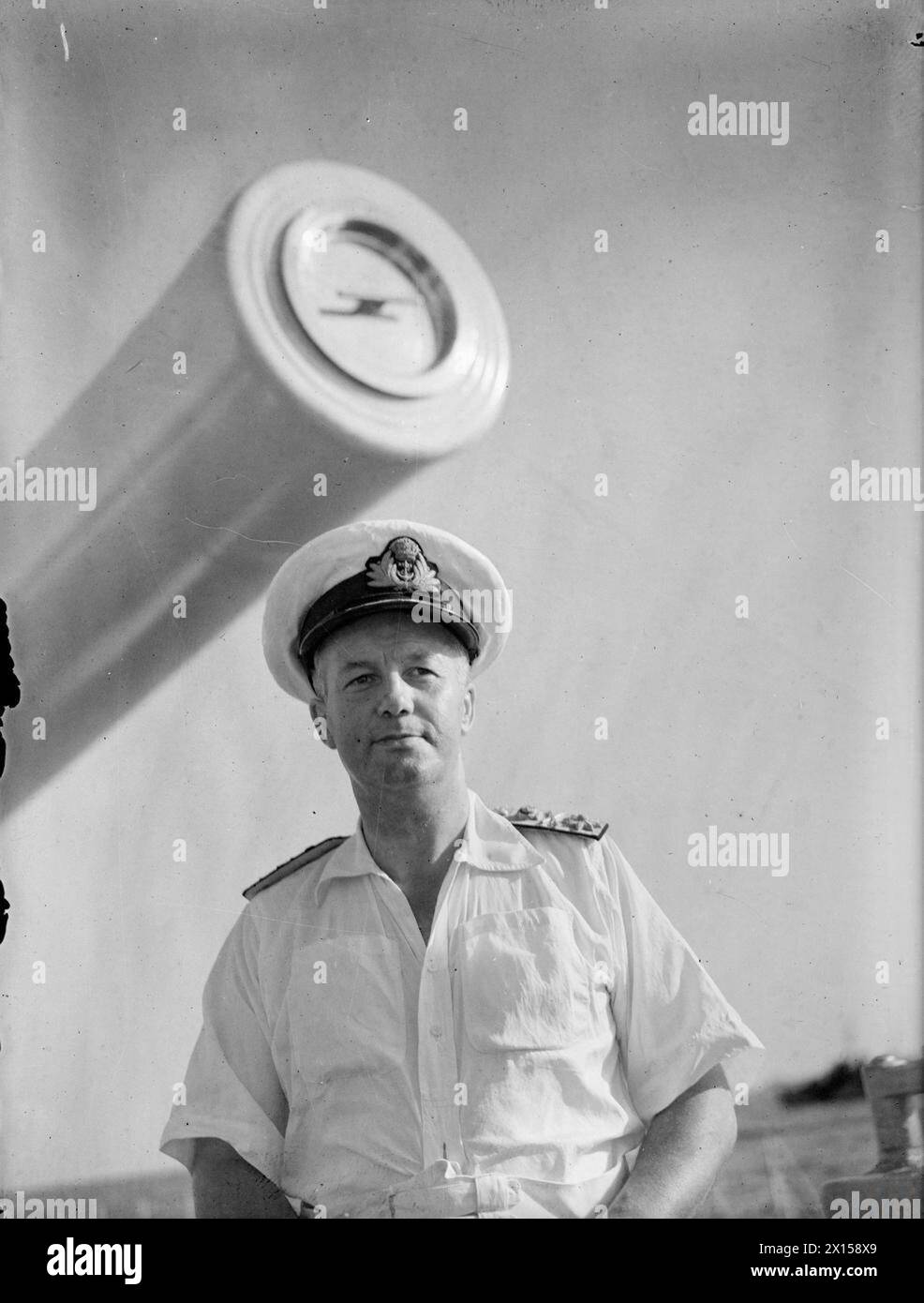 Il contrammiraglio A. W. la T. Bisset a bordo della HMS Warspite, l'ammiraglia, è raffigurato sotto uno dei suoi cannoni principali nel Mediterraneo, agosto 1943. Foto Stock