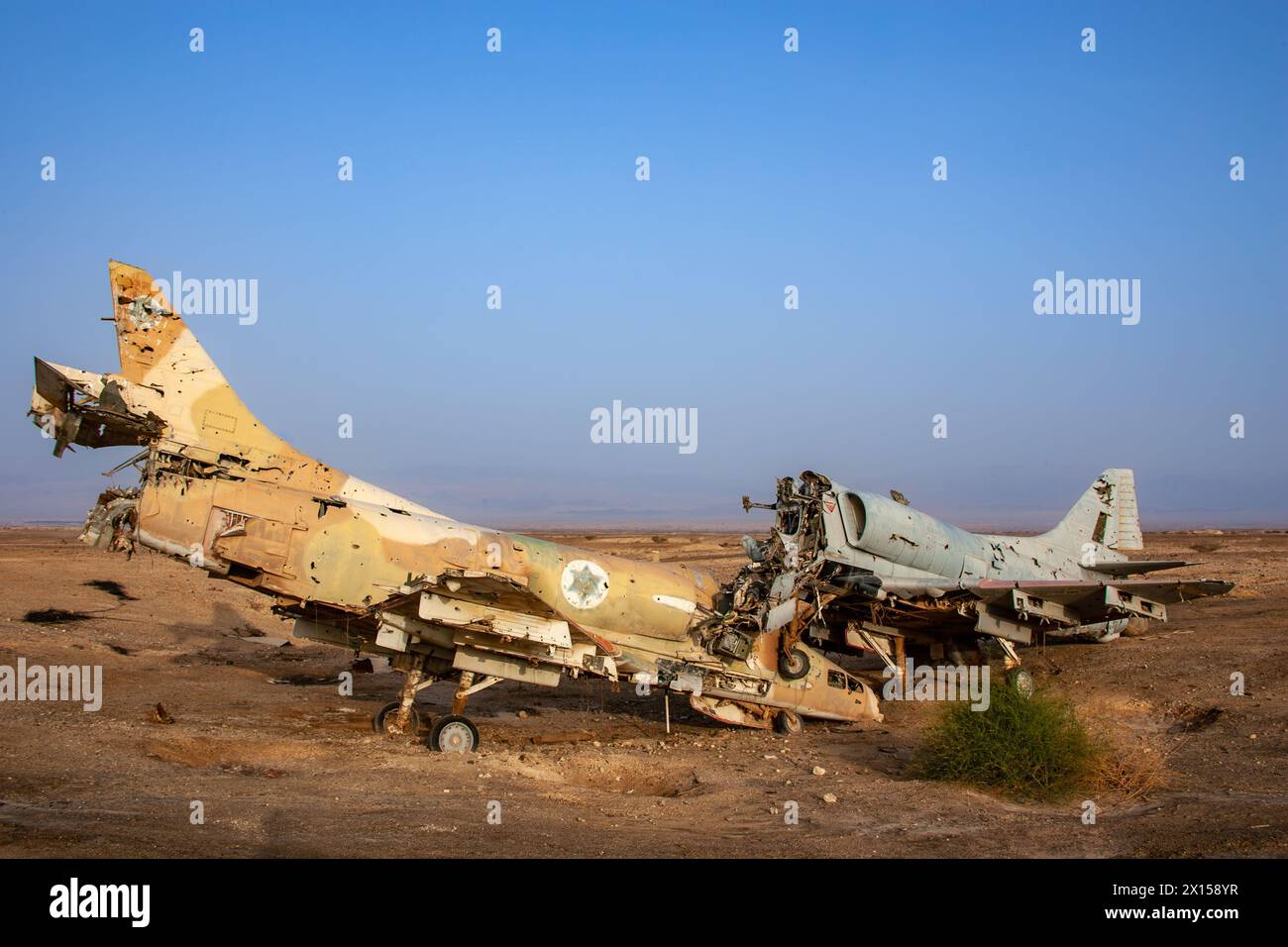 Aerei da caccia distrutti nel deserto del Negev in Israele Foto Stock