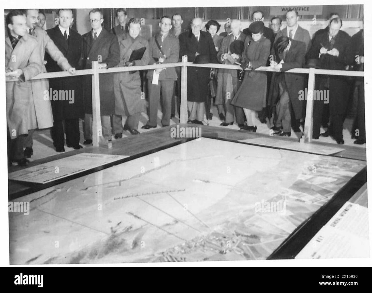 La Mulberry Exhibition di Londra ospita visitatori e stampa che partecipano alla cerimonia di apertura di un evento dell'esercito britannico. Foto Stock