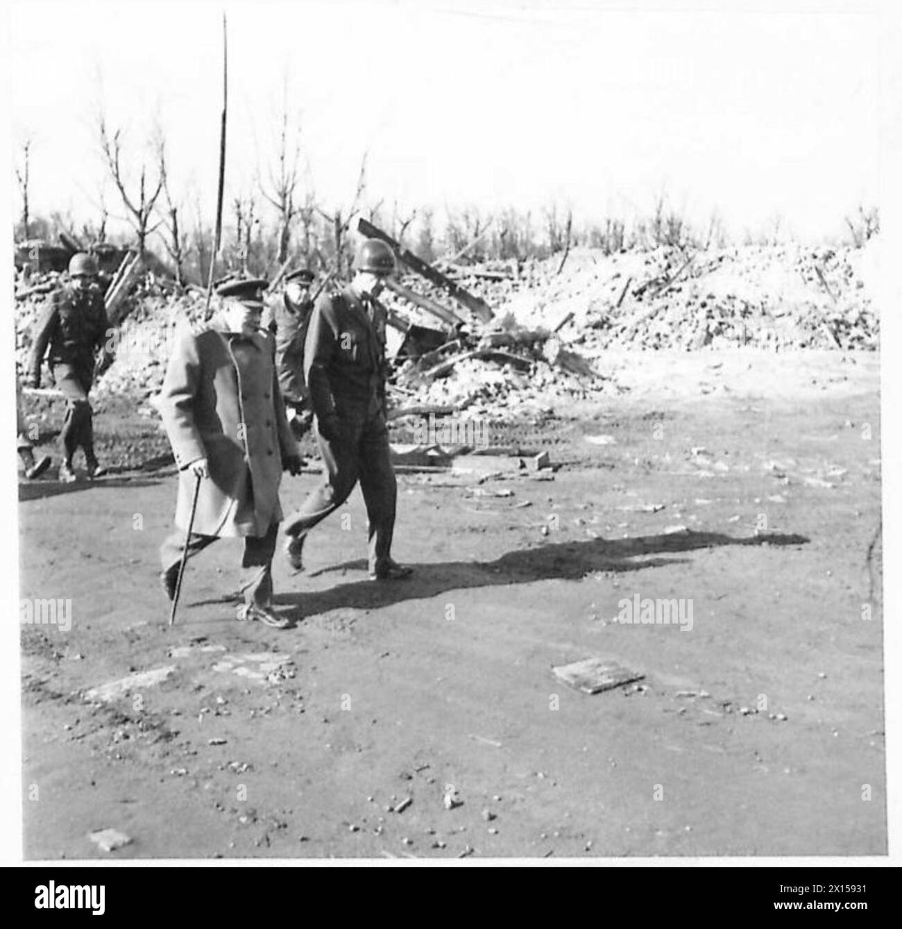 Il primo Ministro cammina con il generale Simpson attraverso il ponte Bailey sul fiume Roer a Julich, osserva le case in rovina e visita la fortezza della Cittadella, l'esercito britannico, il 21st Army Group. Foto Stock