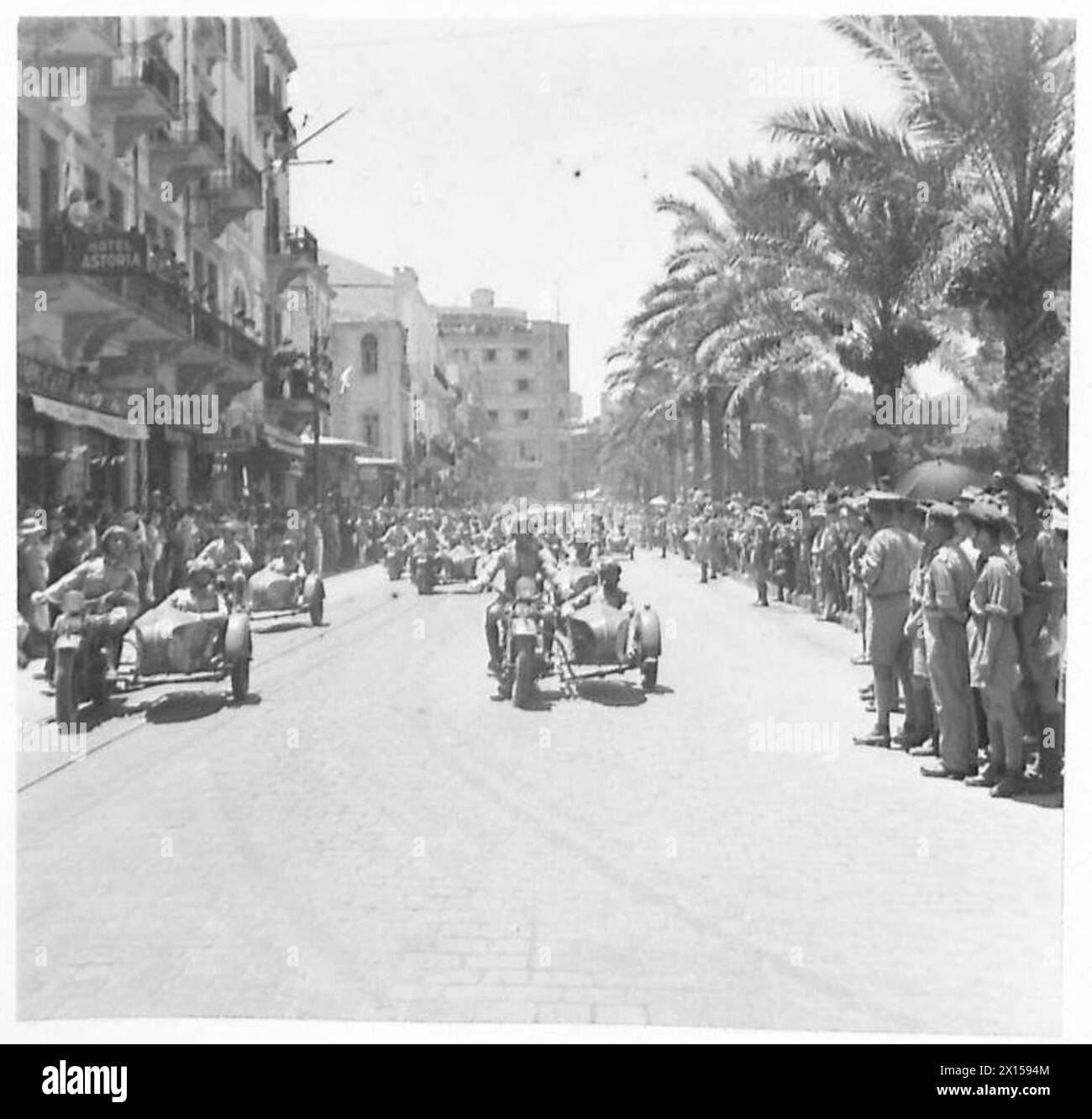 La processione del generale de Gaulle attraversa le strade di Beyrouth durante una visita ufficiale. Foto Stock