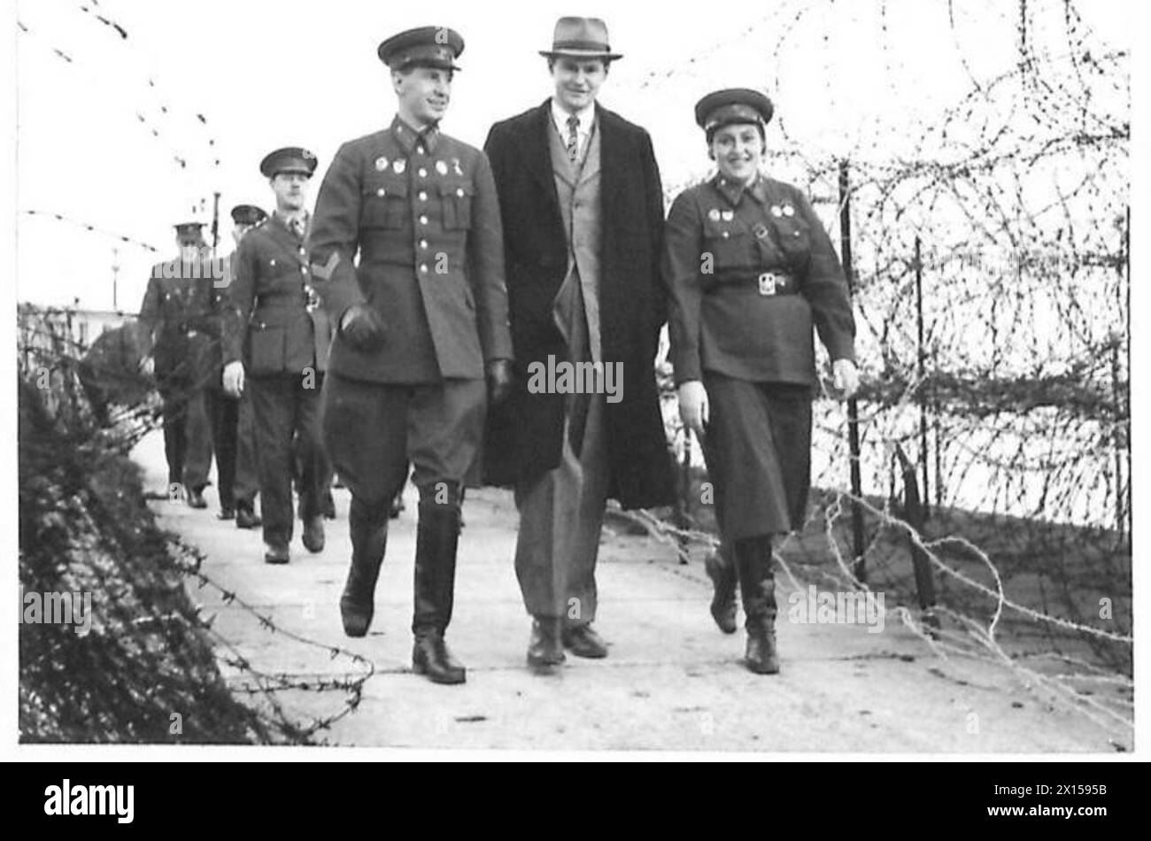 I delegati russi passeranno davanti a un paravento spinato lungo la costa durante una visita dell'esercito britannico a Canterbury e dover. Foto Stock