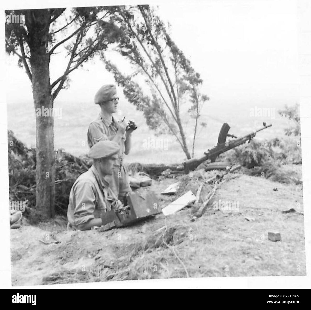 Troopers J. Macdonald e L/Cpl. H. Petty dell'Ottava Armata stava svolgendo compiti di postazione di osservazione a Citerna, in Italia, affacciato sulla pianura vicino a Sansepolcro. Foto Stock