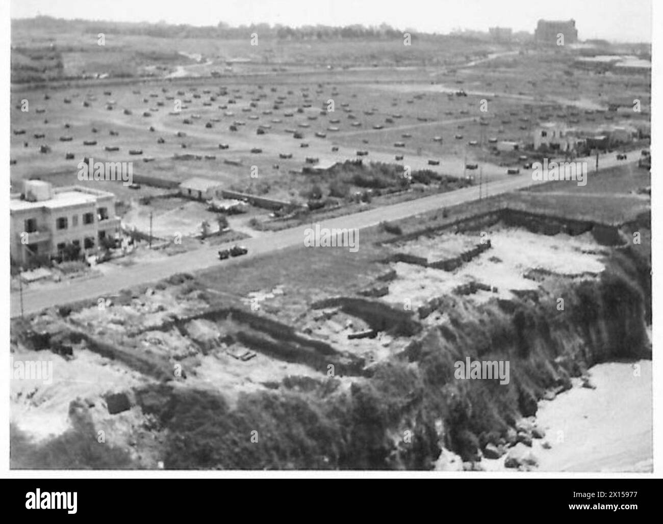 Le fotografie aeree mostrano una discarica di munizioni britannica sulla strada costiera a nord della testa di ponte di Anzio in Italia. Foto Stock