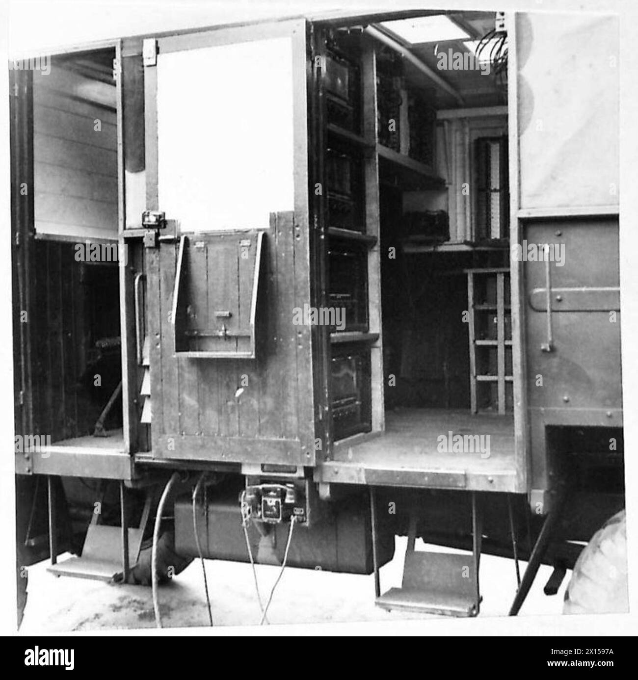 Vista interna del veicolo n. 8 T.C.V. dell'esercito britannico, che mostra comandi, posti a sedere e disposizione interna per il personale e le attrezzature. Foto Stock