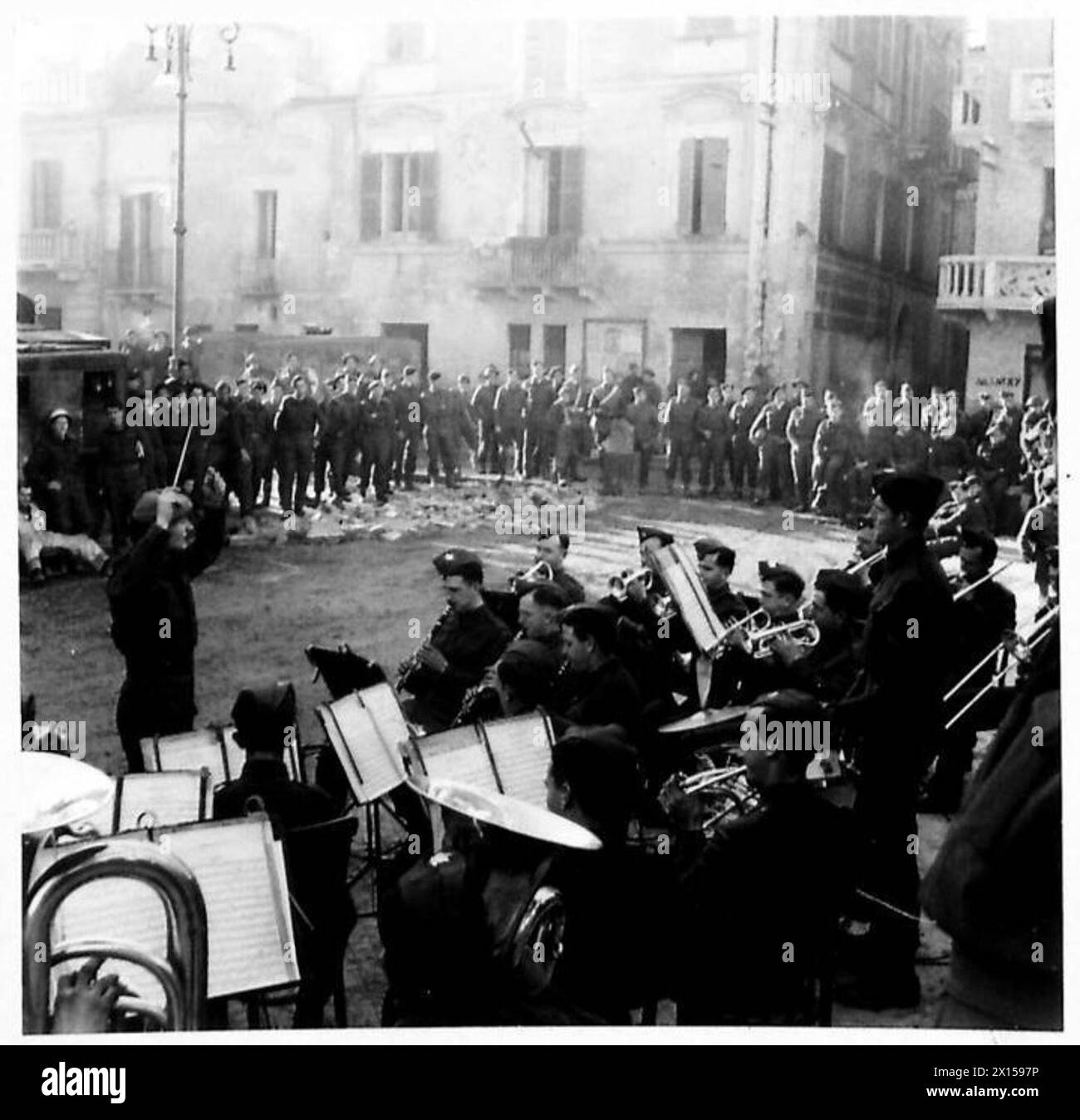 La 1st Canadian Infantry Band, diretta da Bandmaster o'Connor, si esibì nella città pesantemente bombardata di Ortona durante le campagne dell'esercito britannico in Nord Africa, Sicilia, Italia, Balcani e Austria dal 1942 al 1946. Foto Stock