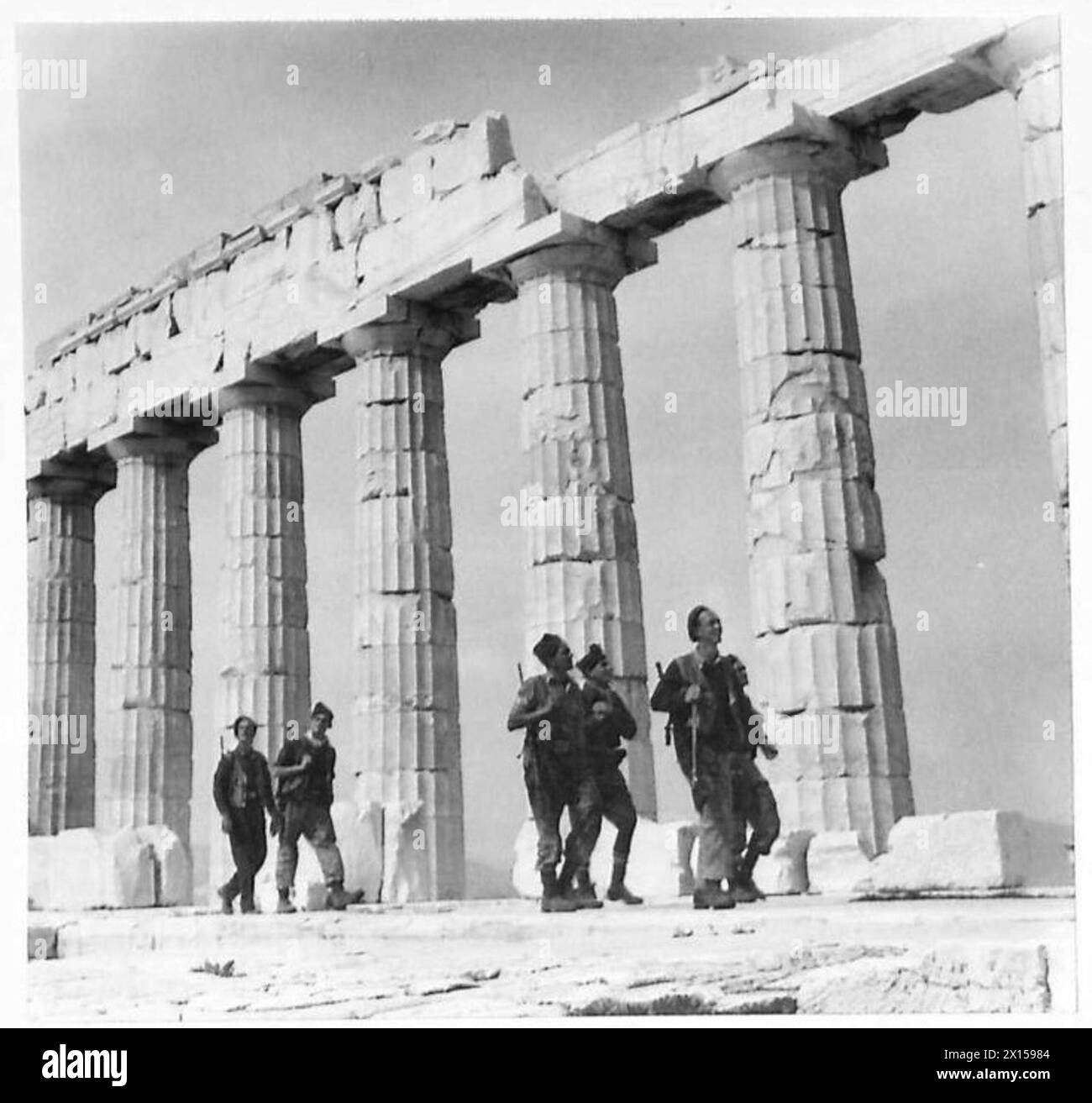 Le truppe britanniche entrano nell'Acropoli di Atene e si fermano per osservare e documentare le antiche rovine del sito storico. Foto Stock