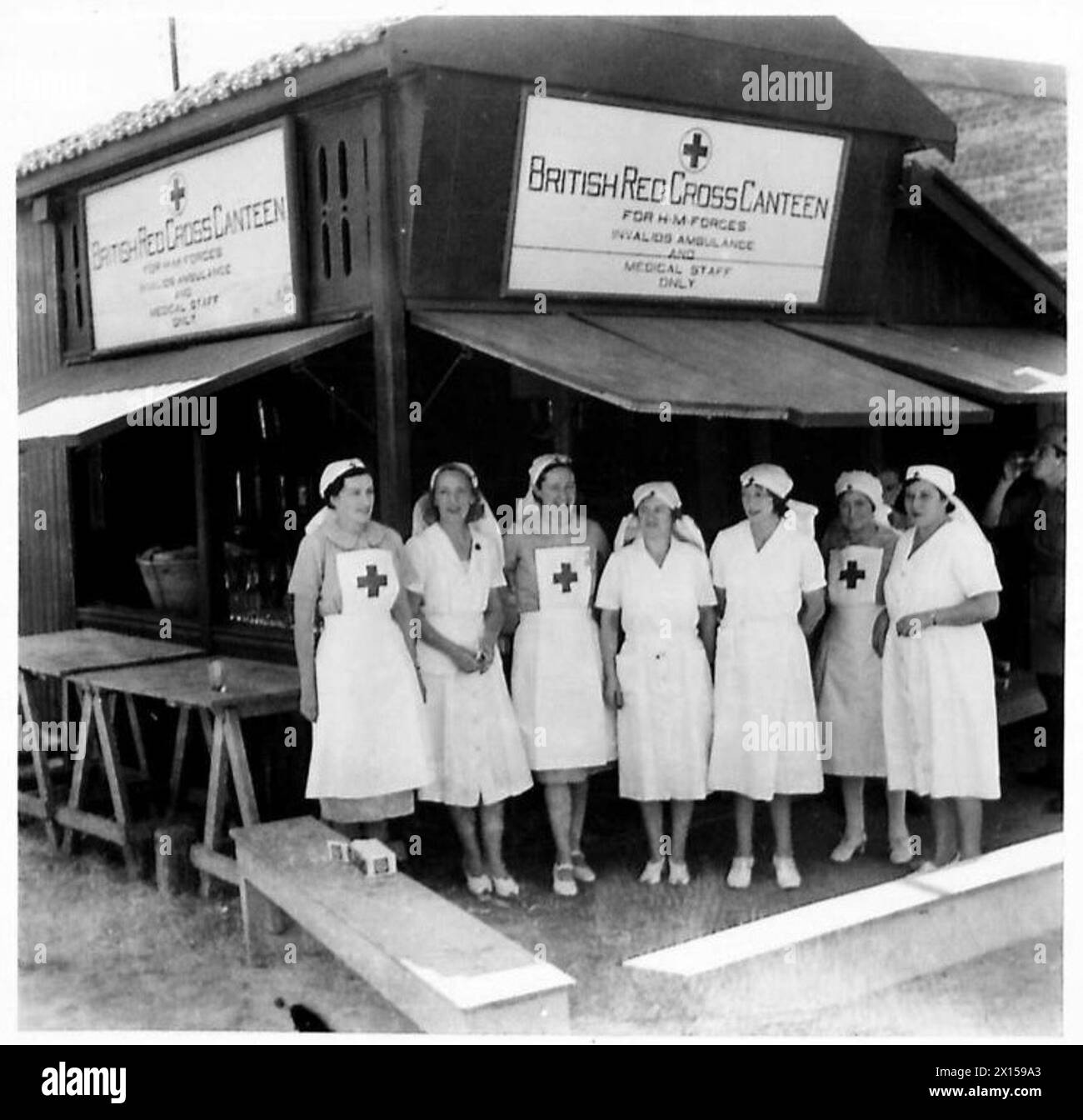 Il personale di una mensa sul molo è posizionato fuori dalla struttura in un porto del Medio Oriente a supporto del personale dell'esercito britannico. Foto Stock