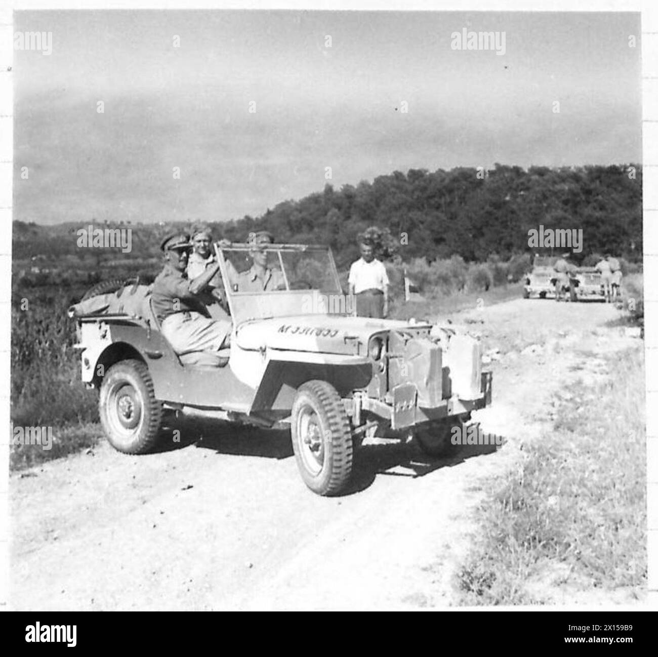 Il comandante generale dell'8th Army Sir Oliver Leese è ritardato dalla demolizione a nord del lago Trasimeno e parla con il sergente Jessiman (AFPU), British Army, durante le operazioni a Umbertide. Foto Stock